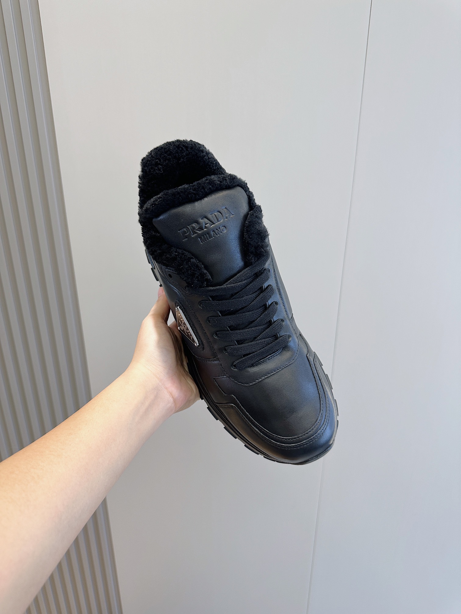 Prada logo suede sneakers - WoolThese sporty, versatile sneakers in suede are decorated with a triangular logo for modern style- Lace-ups- Enameled triangular metal logo- Lightweight, lugged, widened soleSize:39-44 (38.45 made to order) P820-High-fashion factory