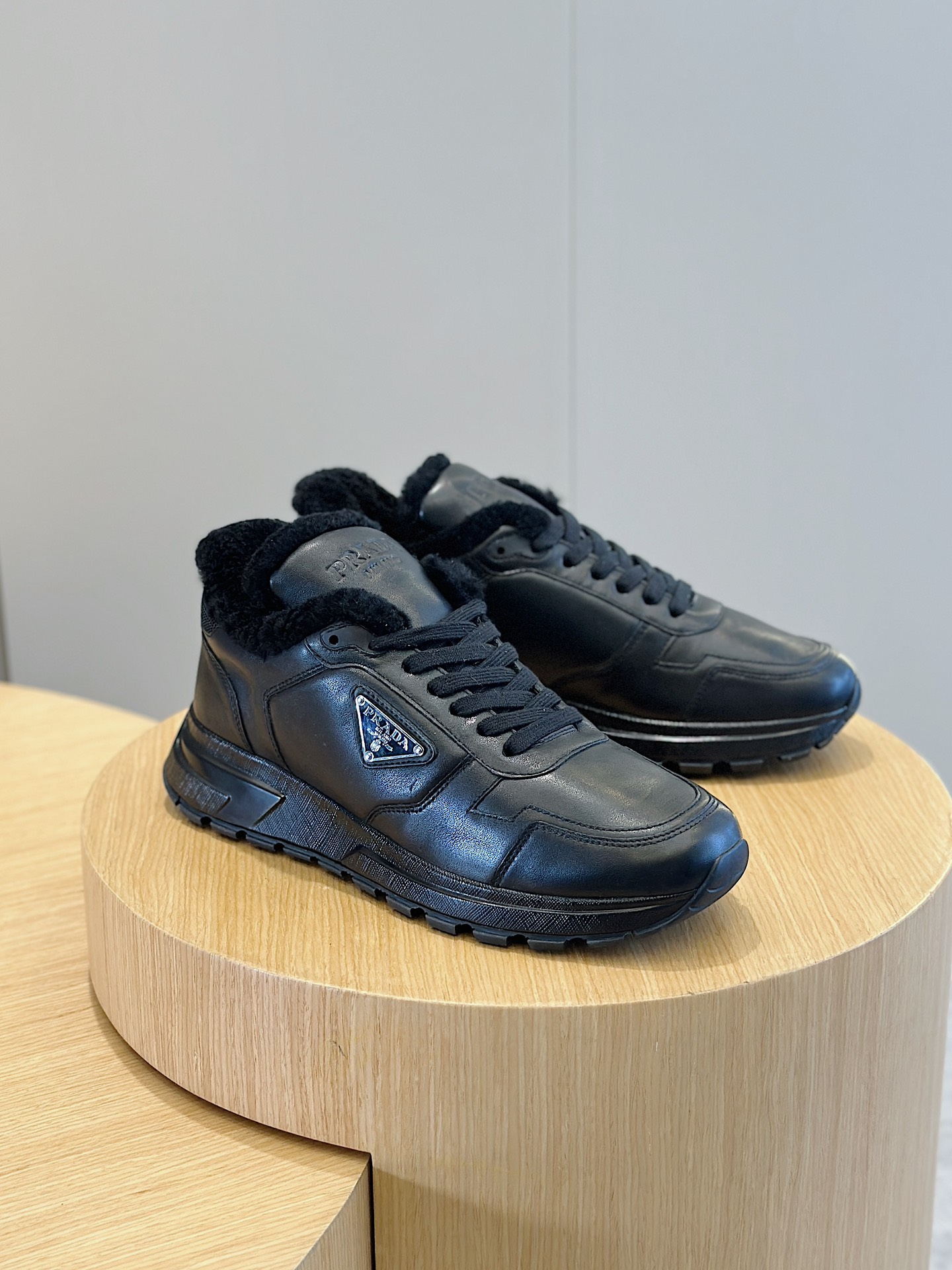 Prada logo suede sneakers - WoolThese sporty, versatile sneakers in suede are decorated with a triangular logo for modern style- Lace-ups- Enameled triangular metal logo- Lightweight, lugged, widened soleSize:39-44 (38.45 made to order) P820-High-fashion factory
