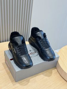 Prada logo suede sneakers - WoolThese sporty, versatile sneakers in suede are decorated with a triangular logo for modern style- Lace-ups- Enameled triangular metal logo- Lightweight, lugged, widened soleSize:39-44 (38.45 made to order) P820-High-fashion factory
