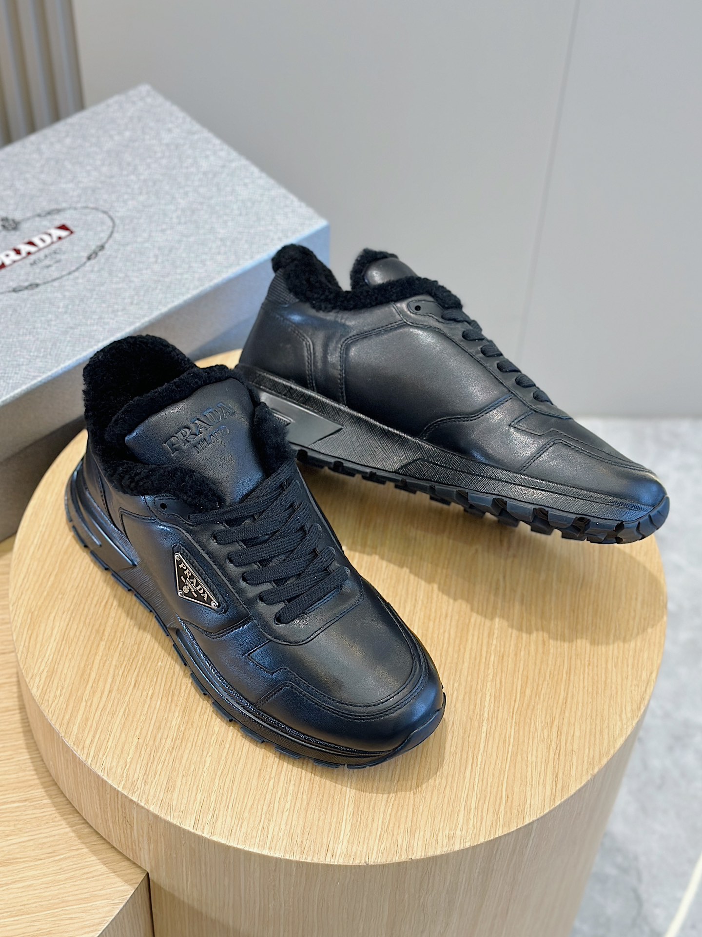 Prada logo suede sneakers - WoolThese sporty, versatile sneakers in suede are decorated with a triangular logo for modern style- Lace-ups- Enameled triangular metal logo- Lightweight, lugged, widened soleSize:39-44 (38.45 made to order) P820-High-fashion factory
