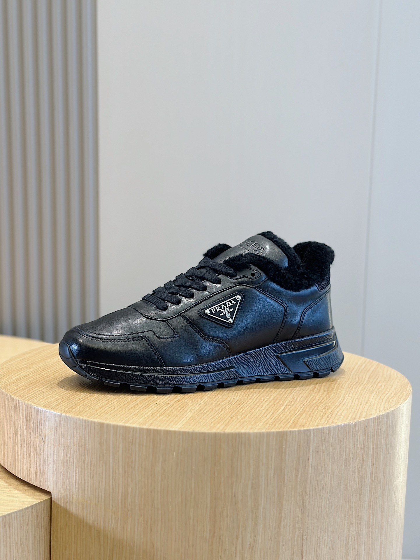 Prada logo suede sneakers - WoolThese sporty, versatile sneakers in suede are decorated with a triangular logo for modern style- Lace-ups- Enameled triangular metal logo- Lightweight, lugged, widened soleSize:39-44 (38.45 made to order) P820-High-fashion factory