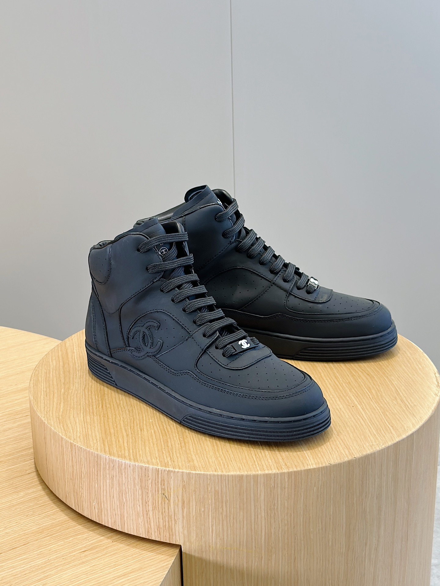 Chanel Chanel new high-top men's sneakers counter models! The original development of the heart of the work of imported cowhide to create cowhide cushion foot soft skin-friendly and breathable side "CHANEL" logo logo embellished tongue decorated with the classic logo logo of the Chanel family with a combination of two-color rubber outsole on the foot of the versatile and comfortable!Size: 39-44 (38.45 custom) P920-High imitation of the factory!