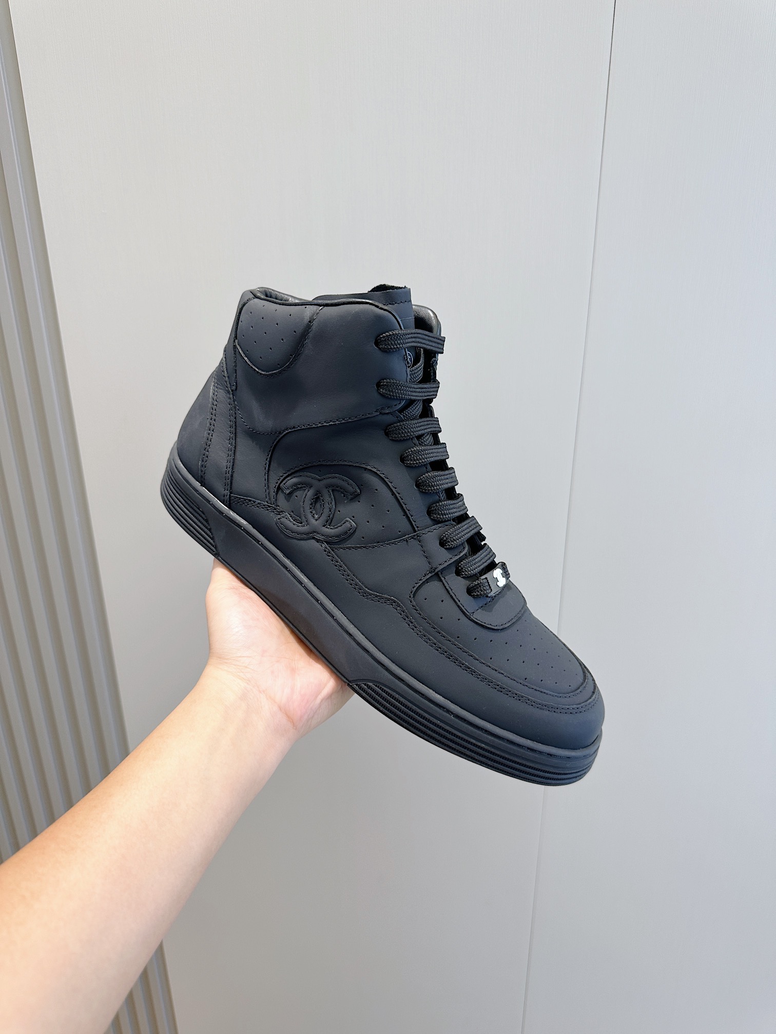 Chanel Chanel new high-top men's sneakers counter models! The original development of the heart of the work of imported cowhide to create cowhide cushion foot soft skin-friendly and breathable side "CHANEL" logo logo embellished tongue decorated with the classic logo logo of the Chanel family with a combination of two-color rubber outsole on the foot of the versatile and comfortable!Size: 39-44 (38.45 custom) P920-High imitation of the factory!