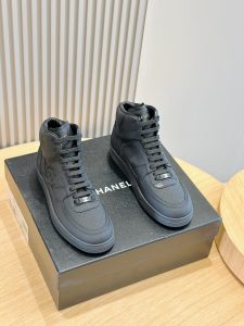 Chanel Chanel new high-top men's sneakers counter models! The original development of the heart of the work of imported cowhide to create cowhide cushion foot soft skin-friendly and breathable side "CHANEL" logo logo embellished tongue decorated with the classic logo logo of the Chanel family with a combination of two-color rubber outsole on the foot of the versatile and comfortable!Size: 39-44 (38.45 custom) P920-High imitation of the factory!