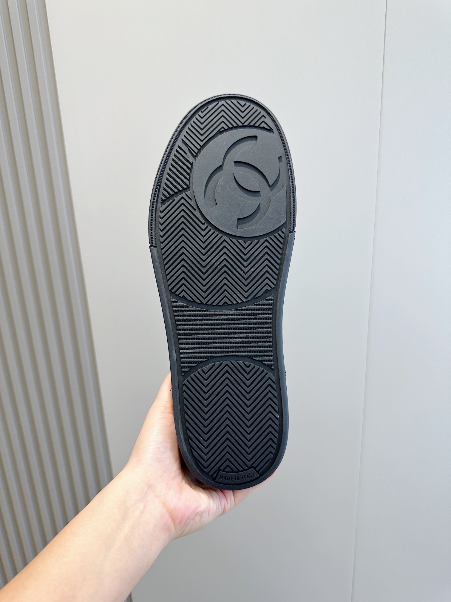 Chanel Chanel new high-top men's sneakers counter models! The original development of the heart of the work of imported cowhide to create cowhide cushion foot soft skin-friendly and breathable side "CHANEL" logo logo embellished tongue decorated with the classic logo logo of the Chanel family with a combination of two-color rubber outsole on the foot of the versatile and comfortable!Size: 39-44 (38.45 custom) P920-High imitation of the factory!