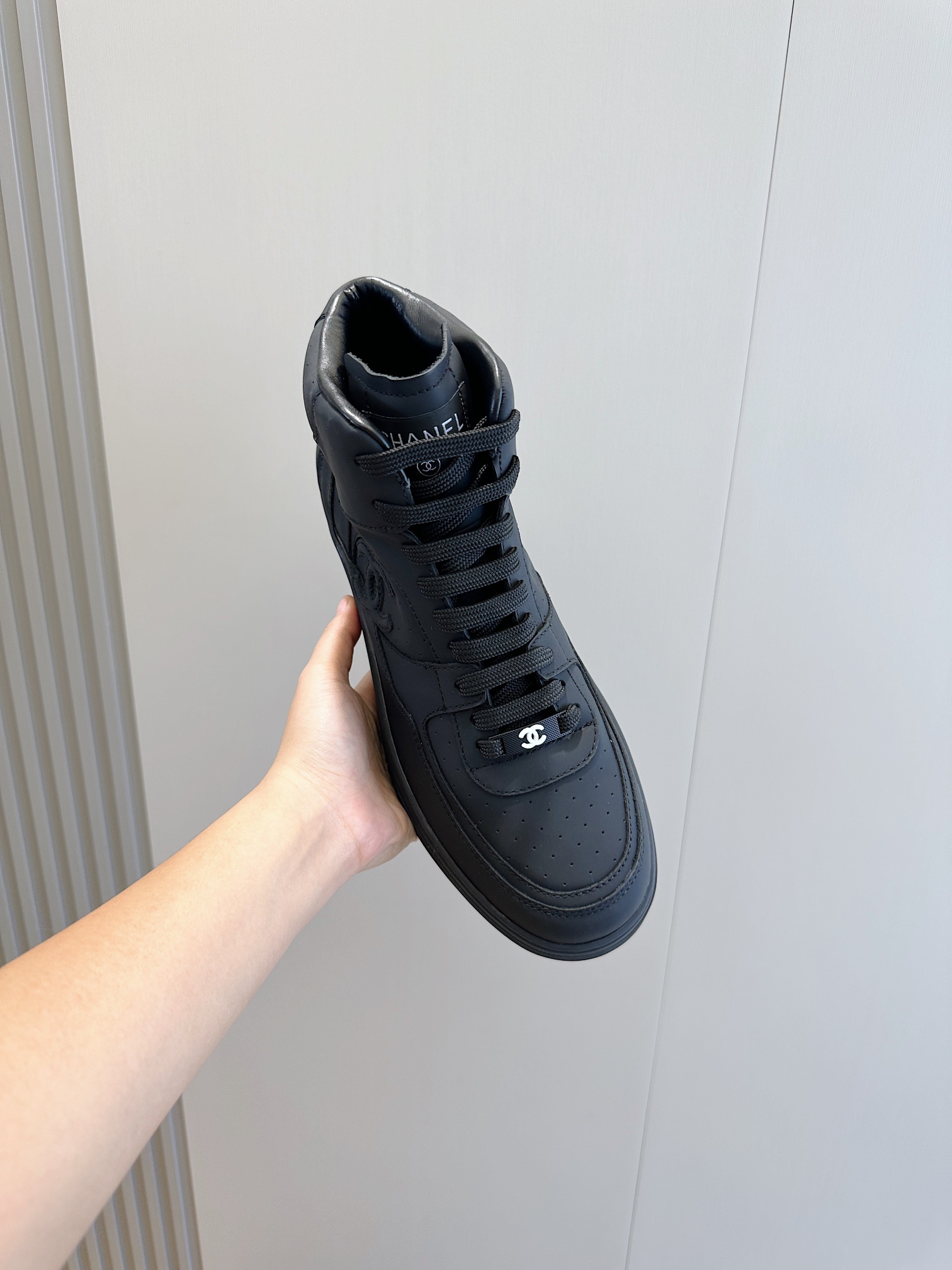 Chanel Chanel new high-top men's sneakers counter models! The original development of the heart of the work of imported cowhide to create cowhide cushion foot soft skin-friendly and breathable side "CHANEL" logo logo embellished tongue decorated with the classic logo logo of the Chanel family with a combination of two-color rubber outsole on the foot of the versatile and comfortable!Size: 39-44 (38.45 custom) P920-High imitation of the factory!