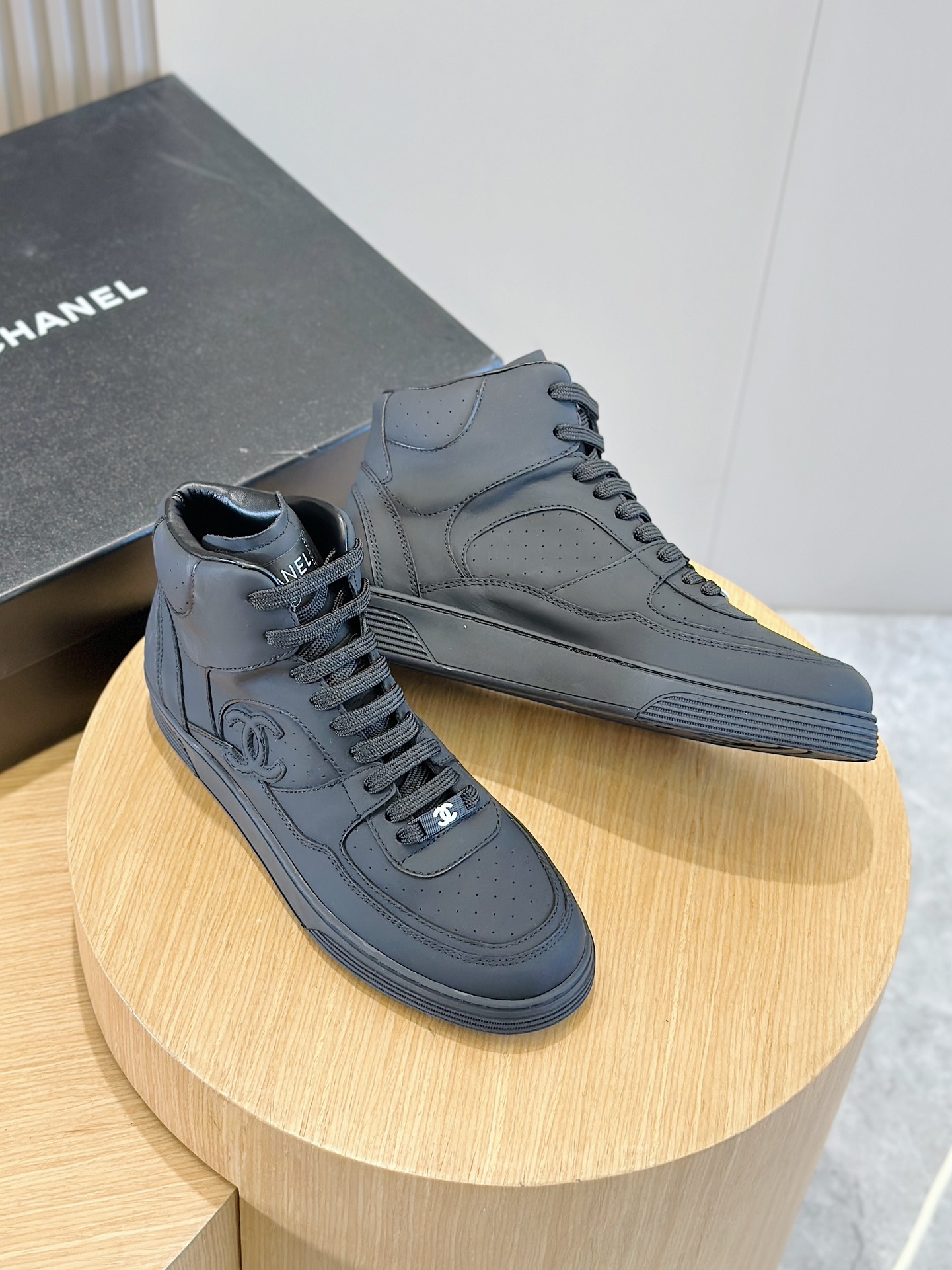 Chanel Chanel new high-top men's sneakers counter models! The original development of the heart of the work of imported cowhide to create cowhide cushion foot soft skin-friendly and breathable side "CHANEL" logo logo embellished tongue decorated with the classic logo logo of the Chanel family with a combination of two-color rubber outsole on the foot of the versatile and comfortable!Size: 39-44 (38.45 custom) P920-High imitation of the factory!
