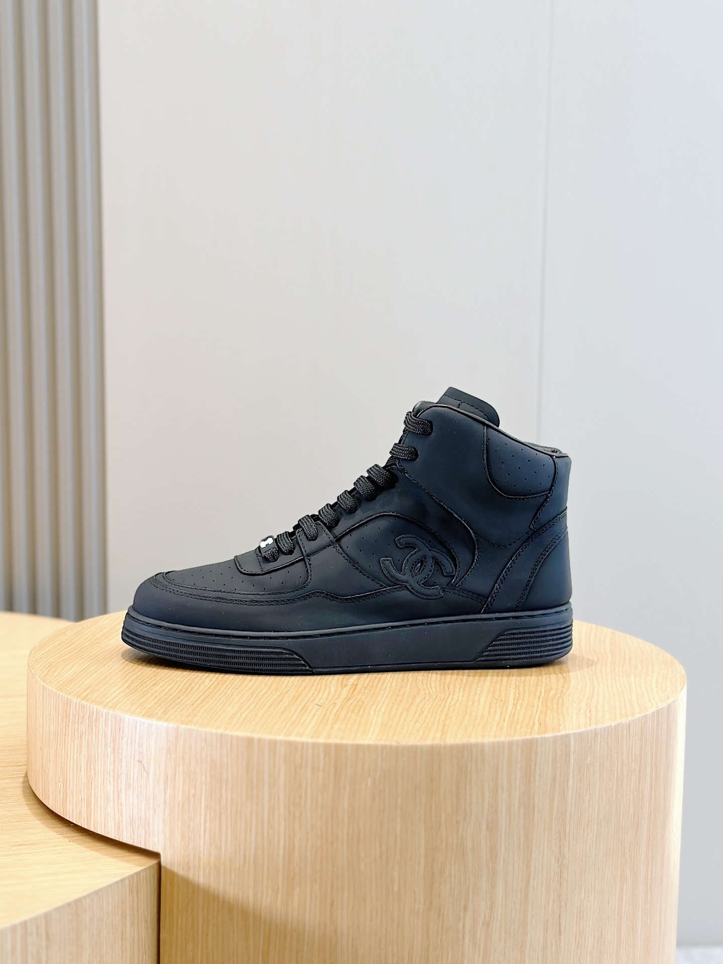 Chanel Chanel new high-top men's sneakers counter models! The original development of the heart of the work of imported cowhide to create cowhide cushion foot soft skin-friendly and breathable side "CHANEL" logo logo embellished tongue decorated with the classic logo logo of the Chanel family with a combination of two-color rubber outsole on the foot of the versatile and comfortable!Size: 39-44 (38.45 custom) P920-High imitation of the factory!