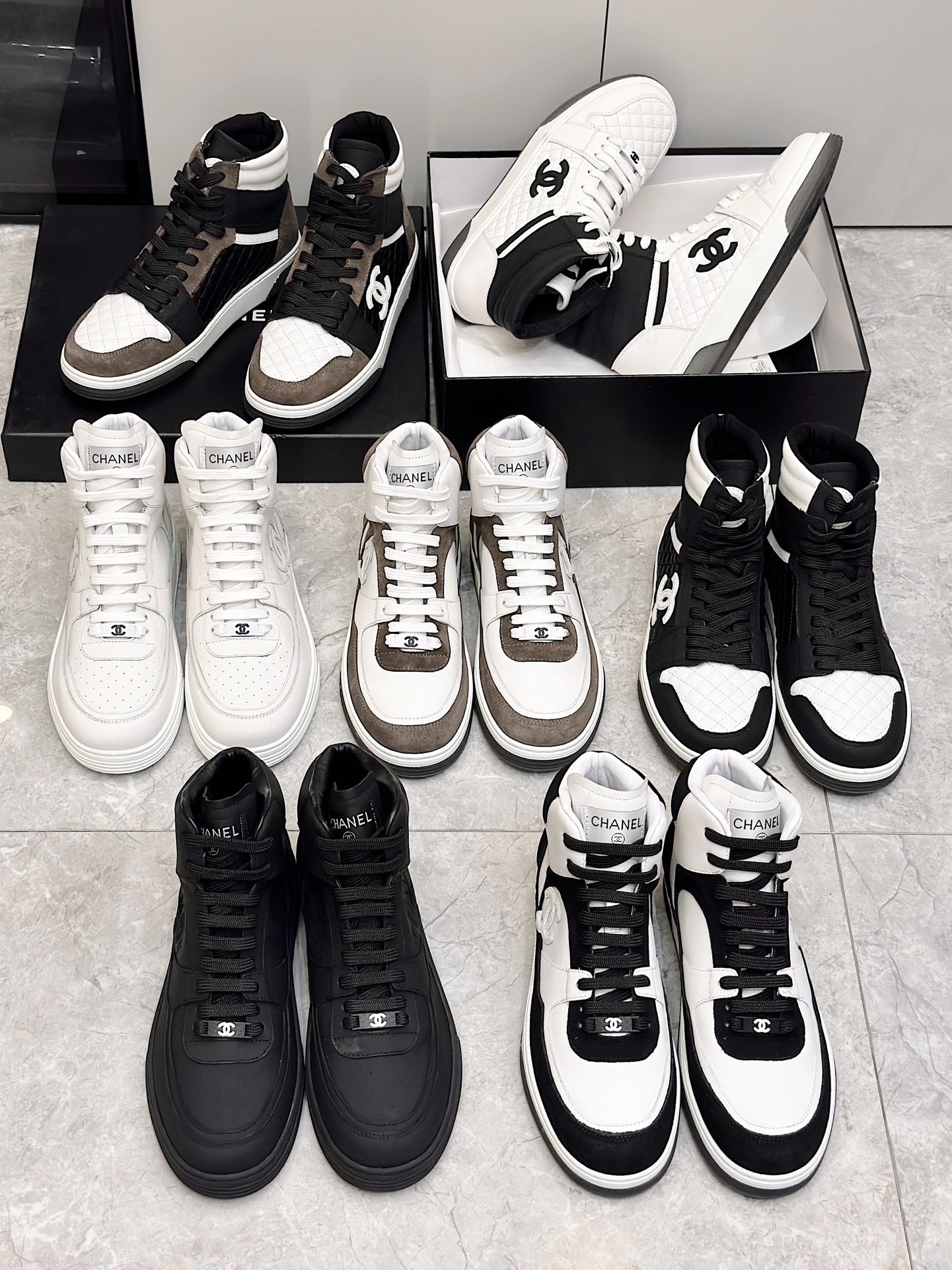 Chanel Chanel new high-top men's sneakers counter models! The original development of the heart of the work of imported cowhide to create cowhide cushion foot soft skin-friendly and breathable side "CHANEL" logo logo embellished tongue decorated with the classic logo logo of the Chanel family with a combination of two-color rubber outsole on the foot of the versatile and comfortable!Size: 39-44 (38.45 custom) P920-High imitation of the factory!