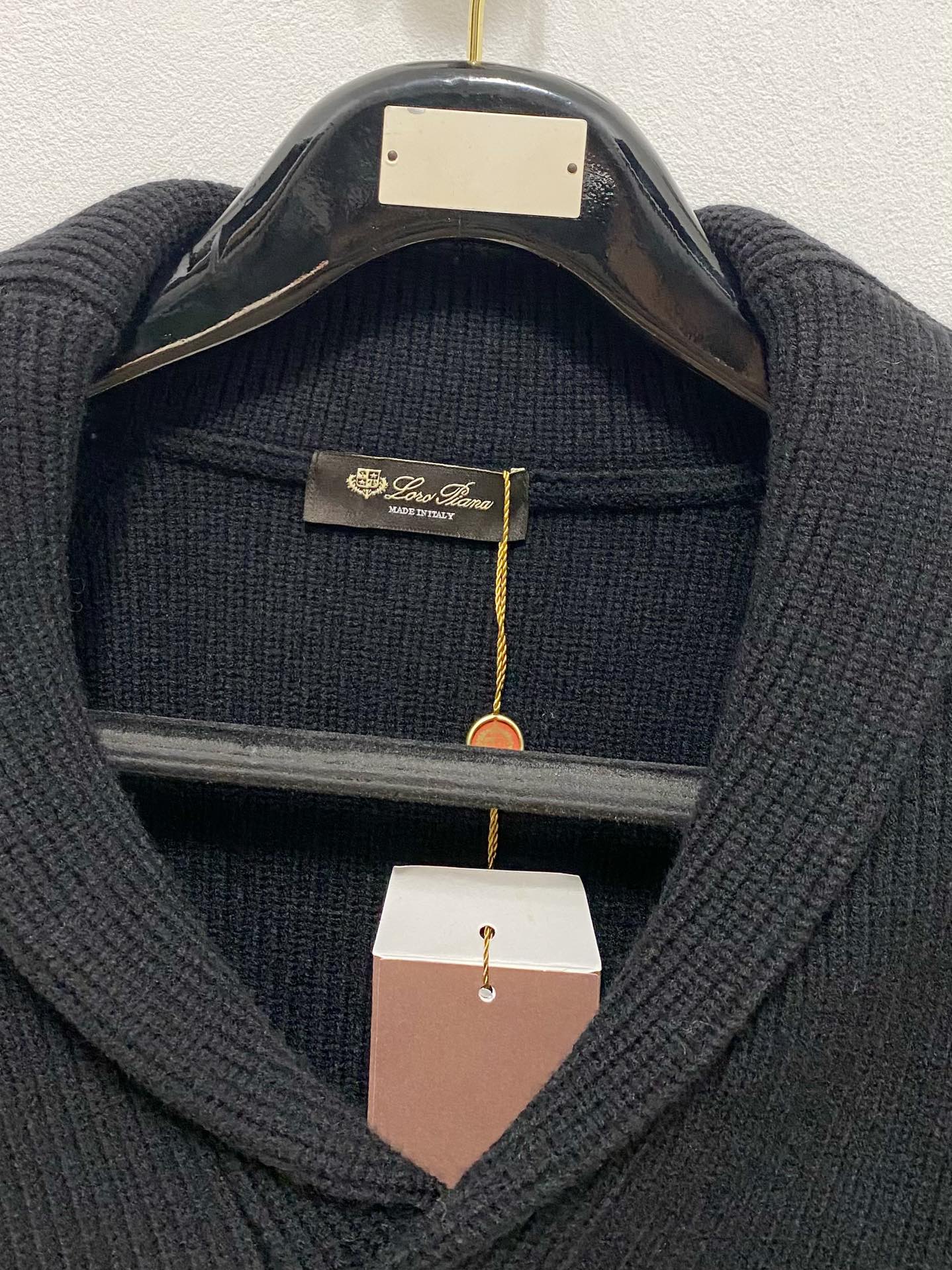 图片[3]-P740
LoroPiana L.P 4048FW秋冬新品 
LP 羊毛混纺针织衫精致工艺、高级质感、经典单品这些都是意式穿搭的关键词也是LP骨子里的“老钱”腔调以LP的调性重新演绎的打底T恤很Clean Fit也很old money

……………………………………………………
❥∙Size：M-XXL-高仿包包