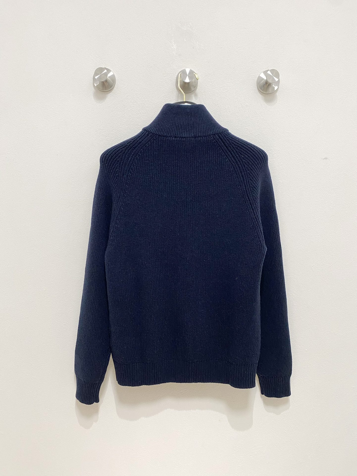 图片[2]-P740
Hermès 爱马仕 2024FW秋冬新品 男士高端羊毛混纺毛衣 高端成衣系列！高端奢华且白金级的一款经典基础款毛衣通体的设计完美融合意式美学且传承了杰家族的基因走极简主义的路线亦庄亦谐符合现代都市审美采用无logo元素!面料属性一流纤维系数极高属于高级奢华面料中的巅峰之作高密度超细支数纤维让面料的质感与舒适感达到登峰造极质地挺刮细腻亲肤性绝佳报暖性能优越！配色轻熟百搭符合日常各种穿搭混搭兼容空间极高驾驭任何场合衣橱商务休闲绝佳的高出勤率人手一件 
三色推荐                                    

……………………………………………………
❥∙Size：M-XXL-高仿包包