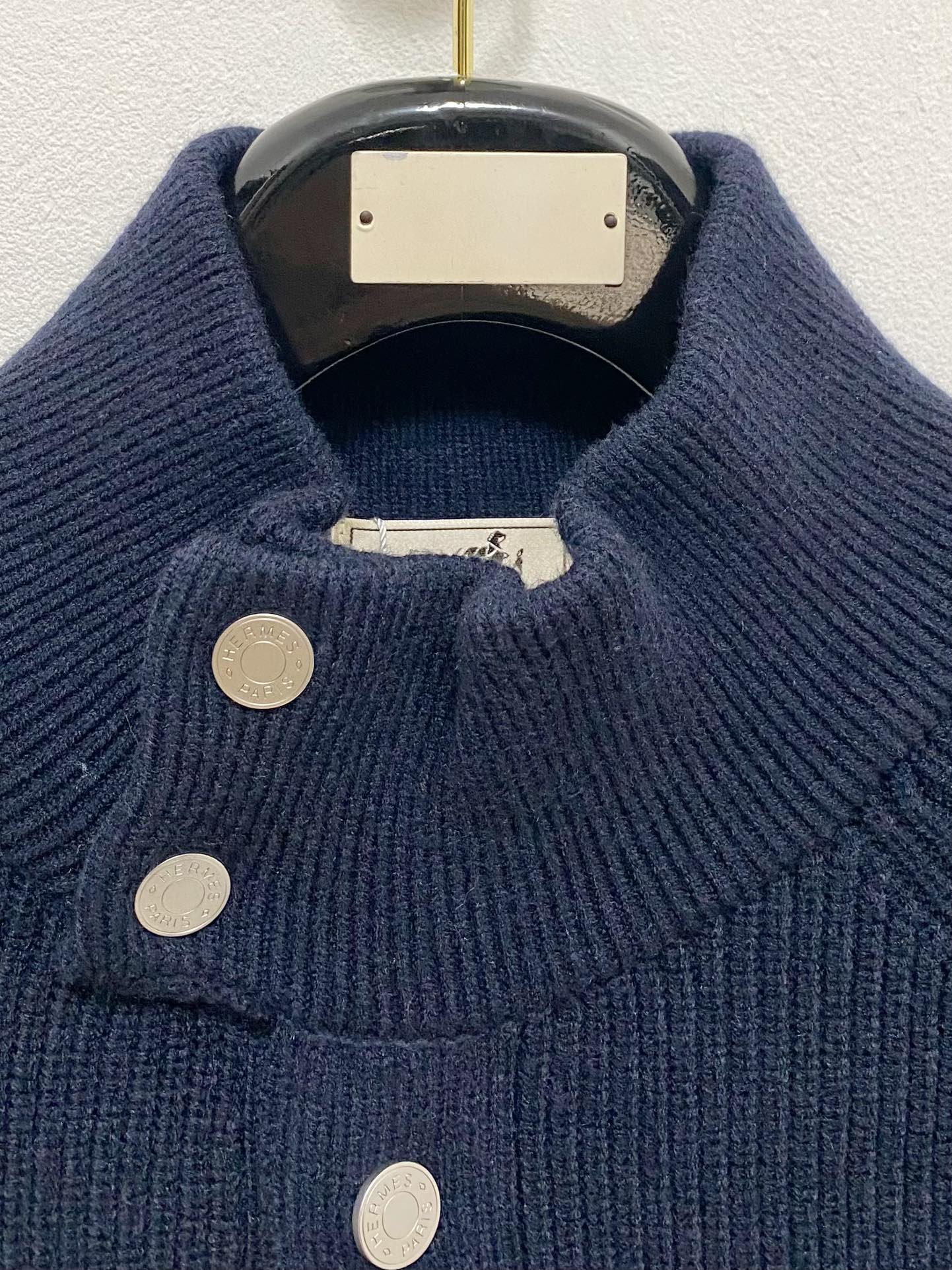 图片[3]-P740
Hermès 爱马仕 2024FW秋冬新品 男士高端羊毛混纺毛衣 高端成衣系列！高端奢华且白金级的一款经典基础款毛衣通体的设计完美融合意式美学且传承了杰家族的基因走极简主义的路线亦庄亦谐符合现代都市审美采用无logo元素!面料属性一流纤维系数极高属于高级奢华面料中的巅峰之作高密度超细支数纤维让面料的质感与舒适感达到登峰造极质地挺刮细腻亲肤性绝佳报暖性能优越！配色轻熟百搭符合日常各种穿搭混搭兼容空间极高驾驭任何场合衣橱商务休闲绝佳的高出勤率人手一件 
三色推荐                                    

……………………………………………………
❥∙Size：M-XXL-高仿包包