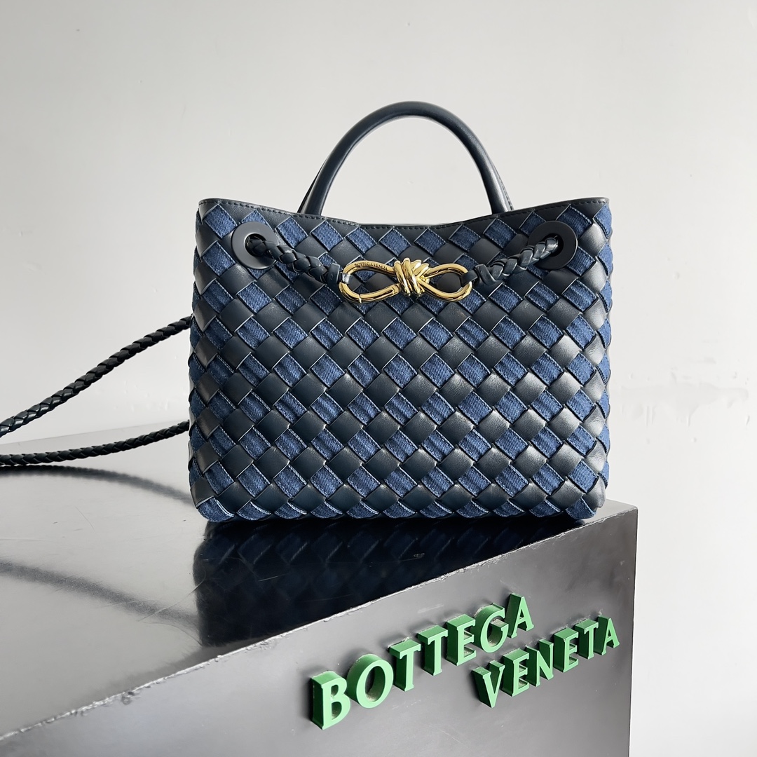 BOTTEGA VENETA NEW ANDIAMO HANDBAG This denim woven bag is a perfect blend of vintage and trendy! Hand-woven denim each strand carries the craftsmanship of color blocking design out of the ordinary not only the capacity of a touching but also add a fun and cute easily hold a variety of styles exquisite metal accessories shine in the roughness of the cowboy on top of the toughness and softness of the cowboy comes with the attributes of youthful vitality to give a person not only the retro classic but also relaxed and free of charge feeling of this bag in the process of preparation of the denim by hand through the small gaps in the leather woven into the technology is quite exquisite! The bag's craftsmanship is quite exquisite! Capacity, not to mention umbrellas and glasses can be put!Model No.: 743568Size: 25*22*10.5cm