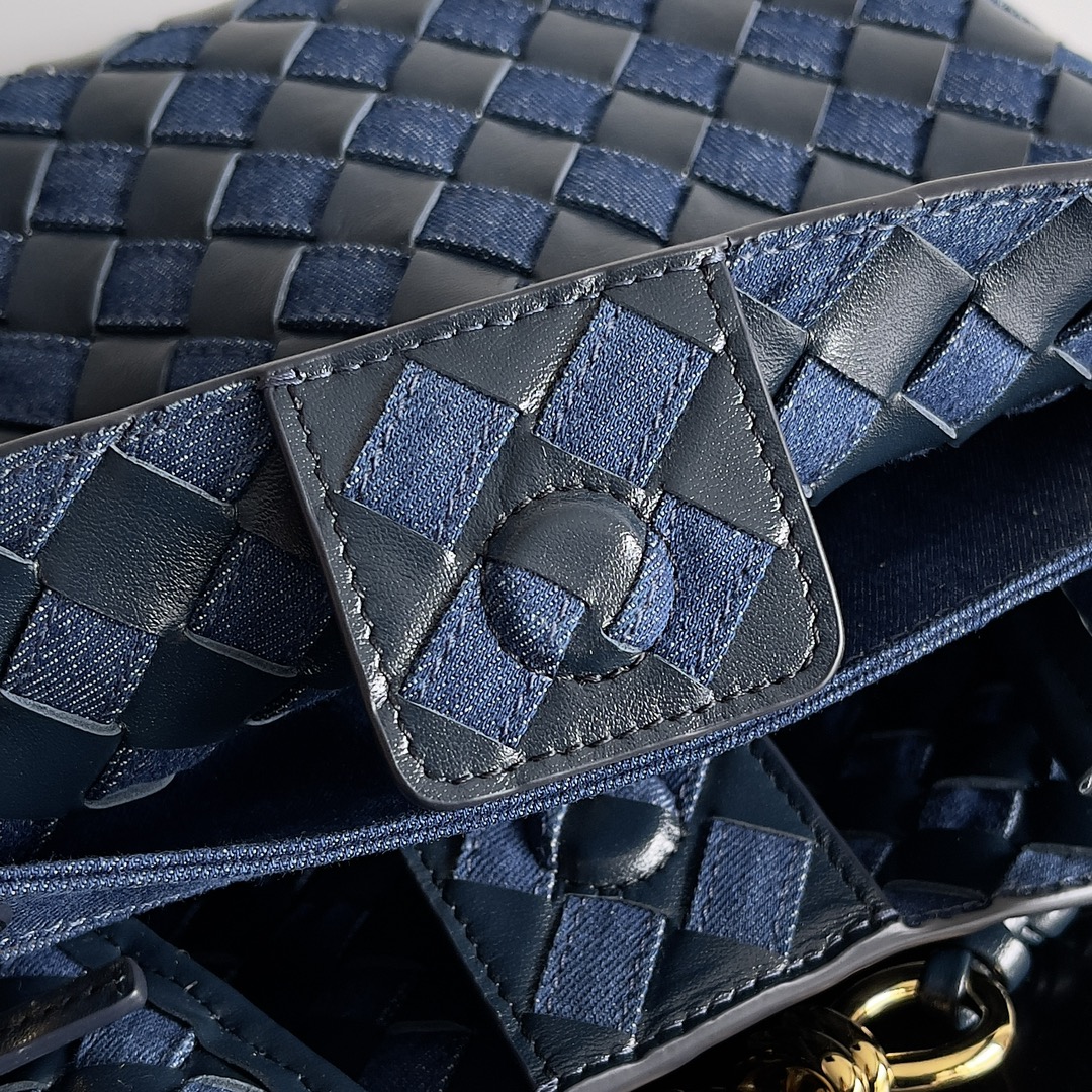 BOTTEGA VENETA NEW ANDIAMO HANDBAG This denim woven bag is a perfect blend of vintage and trendy! Hand-woven denim each strand carries the craftsmanship of color blocking design out of the ordinary not only the capacity of a touching but also add a fun and cute easily hold a variety of styles exquisite metal accessories shine in the roughness of the cowboy on top of the toughness and softness of the cowboy comes with the attributes of youthful vitality to give a person not only the retro classic but also relaxed and free of charge feeling of this bag in the process of preparation of the denim by hand through the small gaps in the leather woven into the technology is quite exquisite! The bag's craftsmanship is quite exquisite! Capacity, not to mention umbrellas and glasses can be put!Model No.: 743568Size: 25*22*10.5cm