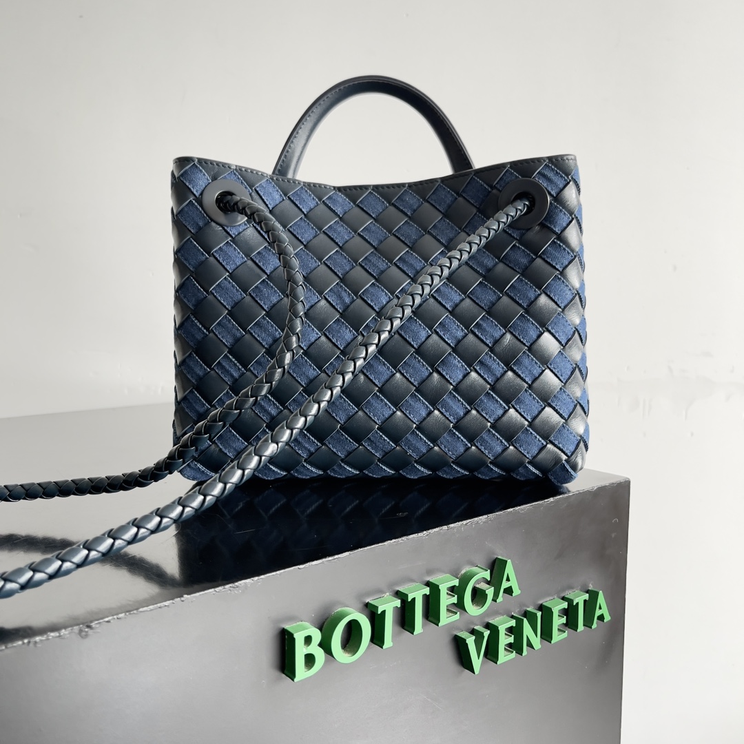 BOTTEGA VENETA NEW ANDIAMO HANDBAG This denim woven bag is a perfect blend of vintage and trendy! Hand-woven denim each strand carries the craftsmanship of color blocking design out of the ordinary not only the capacity of a touching but also add a fun and cute easily hold a variety of styles exquisite metal accessories shine in the roughness of the cowboy on top of the toughness and softness of the cowboy comes with the attributes of youthful vitality to give a person not only the retro classic but also relaxed and free of charge feeling of this bag in the process of preparation of the denim by hand through the small gaps in the leather woven into the technology is quite exquisite! The bag's craftsmanship is quite exquisite! Capacity, not to mention umbrellas and glasses can be put!Model No.: 743568Size: 25*22*10.5cm