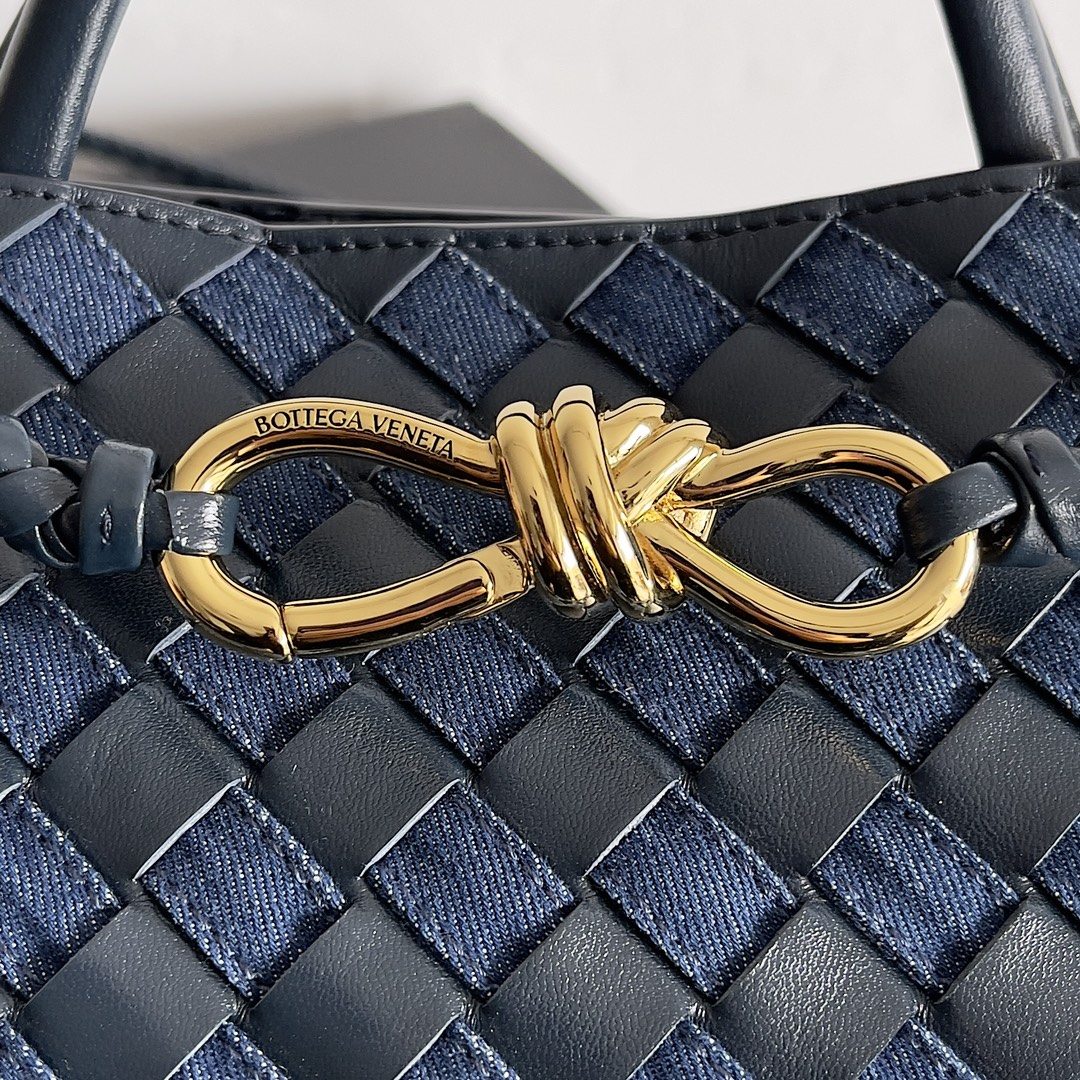 BOTTEGA VENETA NEW ANDIAMO HANDBAG This denim woven bag is a perfect blend of vintage and trendy! Hand-woven denim each strand carries the craftsmanship of color blocking design out of the ordinary not only the capacity of a touching but also add a fun and cute easily hold a variety of styles exquisite metal accessories shine in the roughness of the cowboy on top of the toughness and softness of the cowboy comes with the attributes of youthful vitality to give a person not only the retro classic but also relaxed and free of charge feeling of this bag in the process of preparation of the denim by hand through the small gaps in the leather woven into the technology is quite exquisite! The bag's craftsmanship is quite exquisite! Capacity, not to mention umbrellas and glasses can be put!Model No.: 743568Size: 25*22*10.5cm