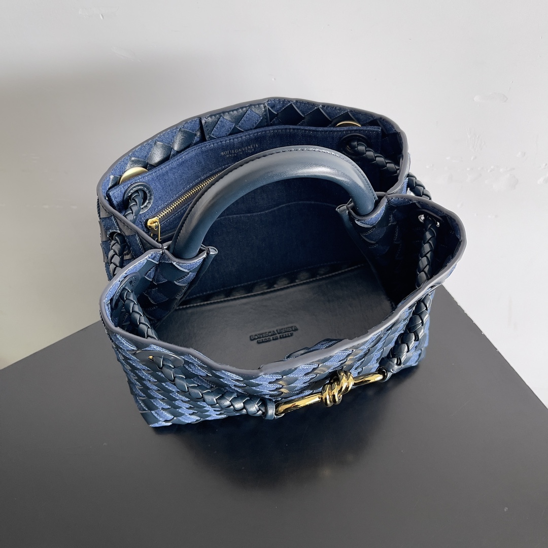 BOTTEGA VENETA NEW ANDIAMO HANDBAG This denim woven bag is a perfect blend of vintage and trendy! Hand-woven denim each strand carries the craftsmanship of color blocking design out of the ordinary not only the capacity of a touching but also add a fun and cute easily hold a variety of styles exquisite metal accessories shine in the roughness of the cowboy on top of the toughness and softness of the cowboy comes with the attributes of youthful vitality to give a person not only the retro classic but also relaxed and free of charge feeling of this bag in the process of preparation of the denim by hand through the small gaps in the leather woven into the technology is quite exquisite! The bag's craftsmanship is quite exquisite! Capacity, not to mention umbrellas and glasses can be put!Model No.: 743568Size: 25*22*10.5cm