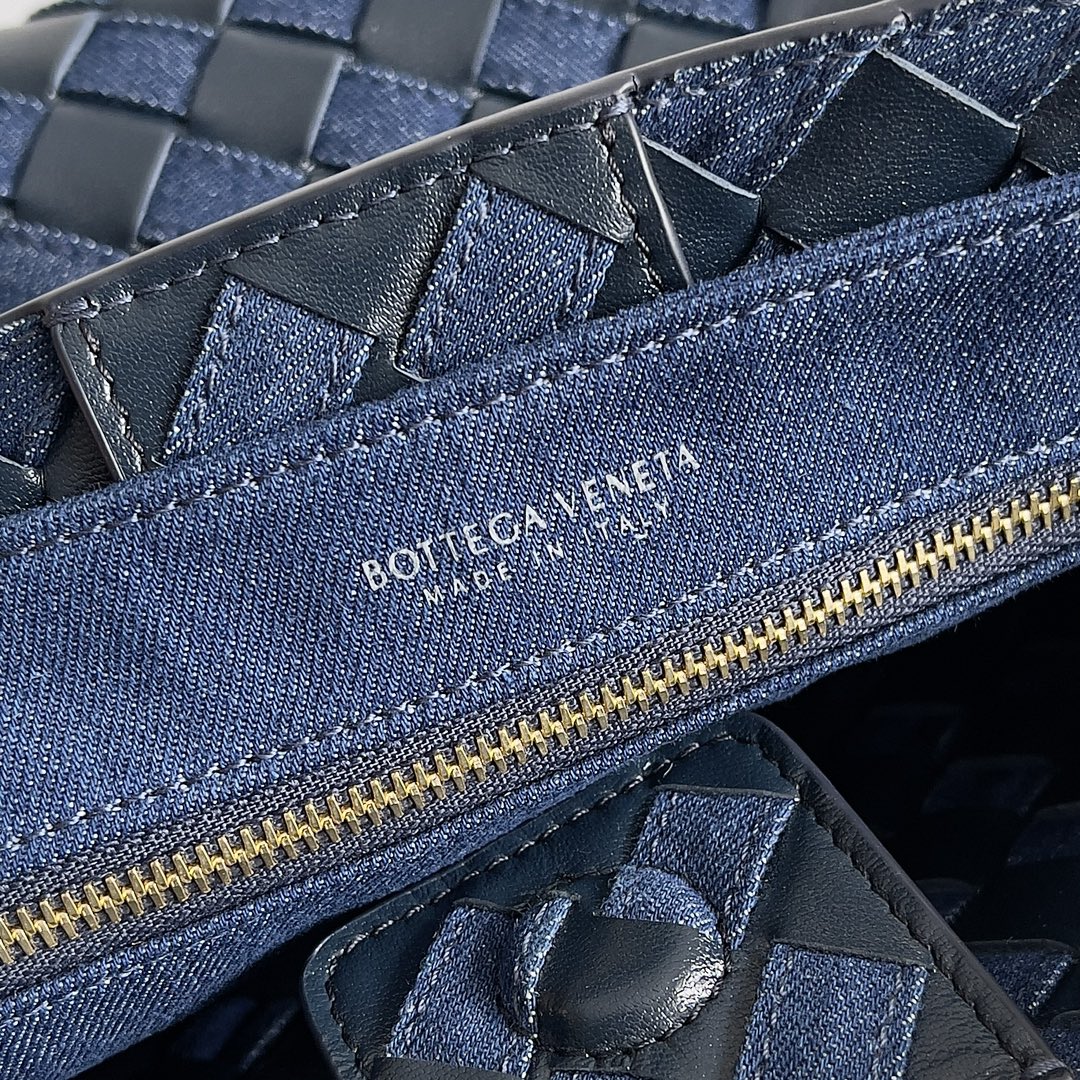 BOTTEGA VENETA NEW ANDIAMO HANDBAG This denim woven bag is a perfect blend of vintage and trendy! Hand-woven denim each strand carries the craftsmanship of color blocking design out of the ordinary not only the capacity of a touching but also add a fun and cute easily hold a variety of styles exquisite metal accessories shine in the roughness of the cowboy on top of the toughness and softness of the cowboy comes with the attributes of youthful vitality to give a person not only the retro classic but also relaxed and free of charge feeling of this bag in the process of preparation of the denim by hand through the small gaps in the leather woven into the technology is quite exquisite! The bag's craftsmanship is quite exquisite! Capacity, not to mention umbrellas and glasses can be put!Model No.: 743568Size: 25*22*10.5cm