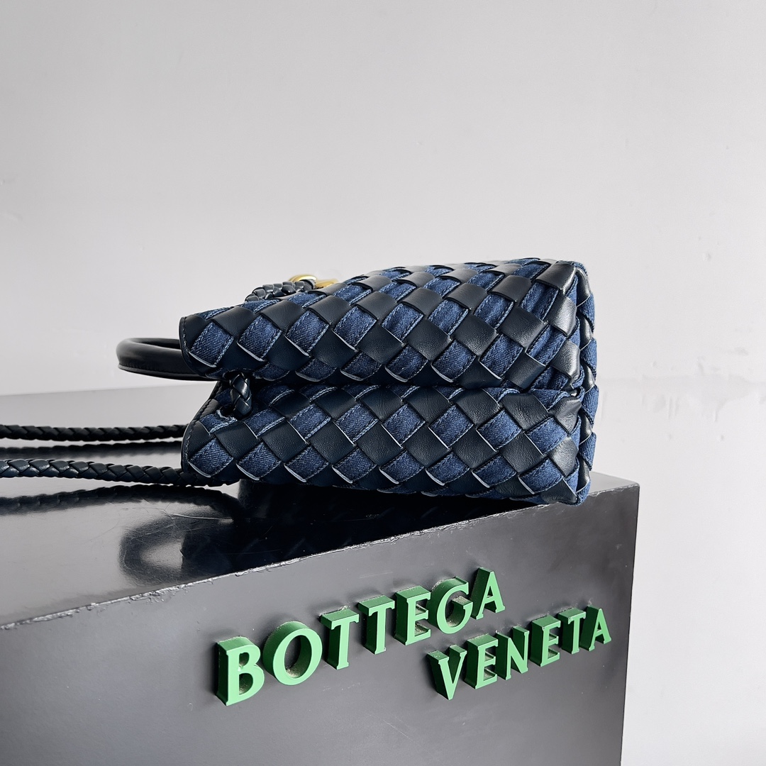BOTTEGA VENETA NEW ANDIAMO HANDBAG This denim woven bag is a perfect blend of vintage and trendy! Hand-woven denim each strand carries the craftsmanship of color blocking design out of the ordinary not only the capacity of a touching but also add a fun and cute easily hold a variety of styles exquisite metal accessories shine in the roughness of the cowboy on top of the toughness and softness of the cowboy comes with the attributes of youthful vitality to give a person not only the retro classic but also relaxed and free of charge feeling of this bag in the process of preparation of the denim by hand through the small gaps in the leather woven into the technology is quite exquisite! The bag's craftsmanship is quite exquisite! Capacity, not to mention umbrellas and glasses can be put!Model No.: 743568Size: 25*22*10.5cm