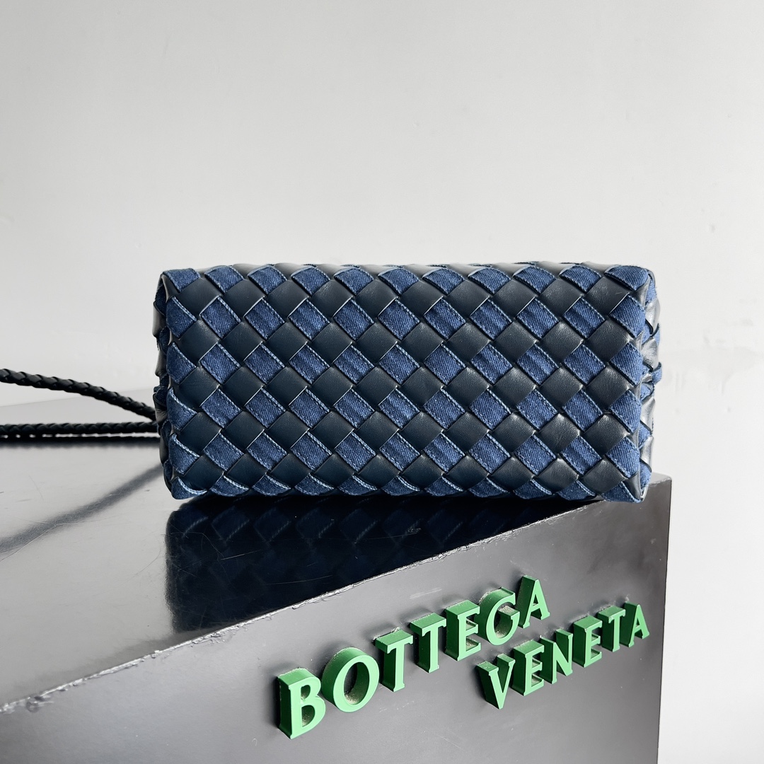 BOTTEGA VENETA NEW ANDIAMO HANDBAG This denim woven bag is a perfect blend of vintage and trendy! Hand-woven denim each strand carries the craftsmanship of color blocking design out of the ordinary not only the capacity of a touching but also add a fun and cute easily hold a variety of styles exquisite metal accessories shine in the roughness of the cowboy on top of the toughness and softness of the cowboy comes with the attributes of youthful vitality to give a person not only the retro classic but also relaxed and free of charge feeling of this bag in the process of preparation of the denim by hand through the small gaps in the leather woven into the technology is quite exquisite! The bag's craftsmanship is quite exquisite! Capacity, not to mention umbrellas and glasses can be put!Model No.: 743568Size: 25*22*10.5cm