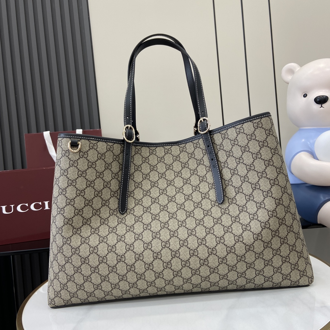 p1040🎁🎁 GG Emblem Large Tote BagThe new GG Emblem collection is a fresh interpretation of the brand's timeless elegance and craftsmanshipThis large tote bag with adjustable handle is adorned with counting eyelets inspired by the equestrian worldBeige and dark brownNew GG monogram-coated textileBrown leather pipingContrasting stitchingRed and green webbingCotton liningAdditional D-ring for detachable itemsDecimalized eyeletsAdjustable handles (height 21-31 cm)Interior: 2 compartments and 1 central zipped compartmentMagnetic closureWeight: 2.5 kg - 31 cm) Interior: 2 compartments and 1 central zippered compartment Magnetic snap closure Weight: approx. 1.2 kgHolds iPhone Pro Max/Plus, Airpods headphones, long wallet and lipstickModel No.: 815212Size: 45.5 (W) x 30 (H) x 16cm (D)Color: Brown Gum Gram Color/Italian Creation