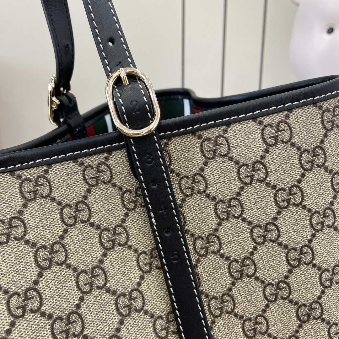 p1040🎁🎁 GG Emblem Large Tote BagThe new GG Emblem collection is a fresh interpretation of the brand's timeless elegance and craftsmanshipThis large tote bag with adjustable handle is adorned with counting eyelets inspired by the equestrian worldBeige and dark brownNew GG monogram-coated textileBrown leather pipingContrasting stitchingRed and green webbingCotton liningAdditional D-ring for detachable itemsDecimalized eyeletsAdjustable handles (height 21-31 cm)Interior: 2 compartments and 1 central zipped compartmentMagnetic closureWeight: 2.5 kg - 31 cm) Interior: 2 compartments and 1 central zippered compartment Magnetic snap closure Weight: approx. 1.2 kgHolds iPhone Pro Max/Plus, Airpods headphones, long wallet and lipstickModel No.: 815212Size: 45.5 (W) x 30 (H) x 16cm (D)Color: Brown Gum Gram Color/Italian Creation