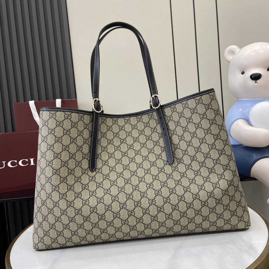 p1040🎁🎁 GG Emblem Large Tote BagThe new GG Emblem collection is a fresh interpretation of the brand's timeless elegance and craftsmanshipThis large tote bag with adjustable handle is adorned with counting eyelets inspired by the equestrian worldBeige and dark brownNew GG monogram-coated textileBrown leather pipingContrasting stitchingRed and green webbingCotton liningAdditional D-ring for detachable itemsDecimalized eyeletsAdjustable handles (height 21-31 cm)Interior: 2 compartments and 1 central zipped compartmentMagnetic closureWeight: 2.5 kg - 31 cm) Interior: 2 compartments and 1 central zippered compartment Magnetic snap closure Weight: approx. 1.2 kgHolds iPhone Pro Max/Plus, Airpods headphones, long wallet and lipstickModel No.: 815212Size: 45.5 (W) x 30 (H) x 16cm (D)Color: Brown Gum Gram Color/Italian Creation