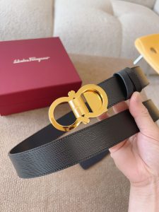 （菲拉格慕）Ferragamo皮带精选头层牛皮制成呈现细腻的纹理；采用独特设计风格制作灵活百搭且风格酷飒彰显潮流风范两面呈现不同色彩演绎多变穿搭风格；搭新潮系Gancio扣饰中央点缀品牌标识：增添点睛之笔长度可自行裁剪调节皮带宽度：35mm-高仿包包