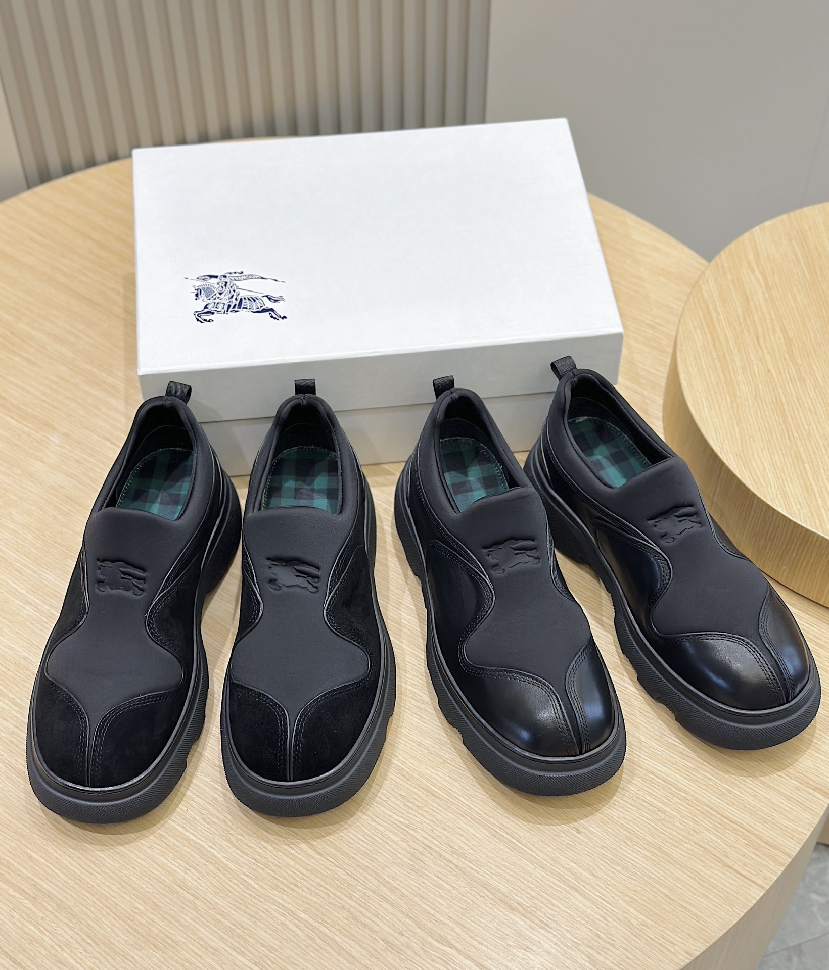 图片[9]-Burberry 巴宝莉2024Ss男士经典低帮厚底运动鞋头层牛皮打造装饰焕新的品牌徽标
鞋跟饰有 Burberry 字母压花徽标TPU原版大底！
Size：39-44（38.45定做）
P800-高仿包包