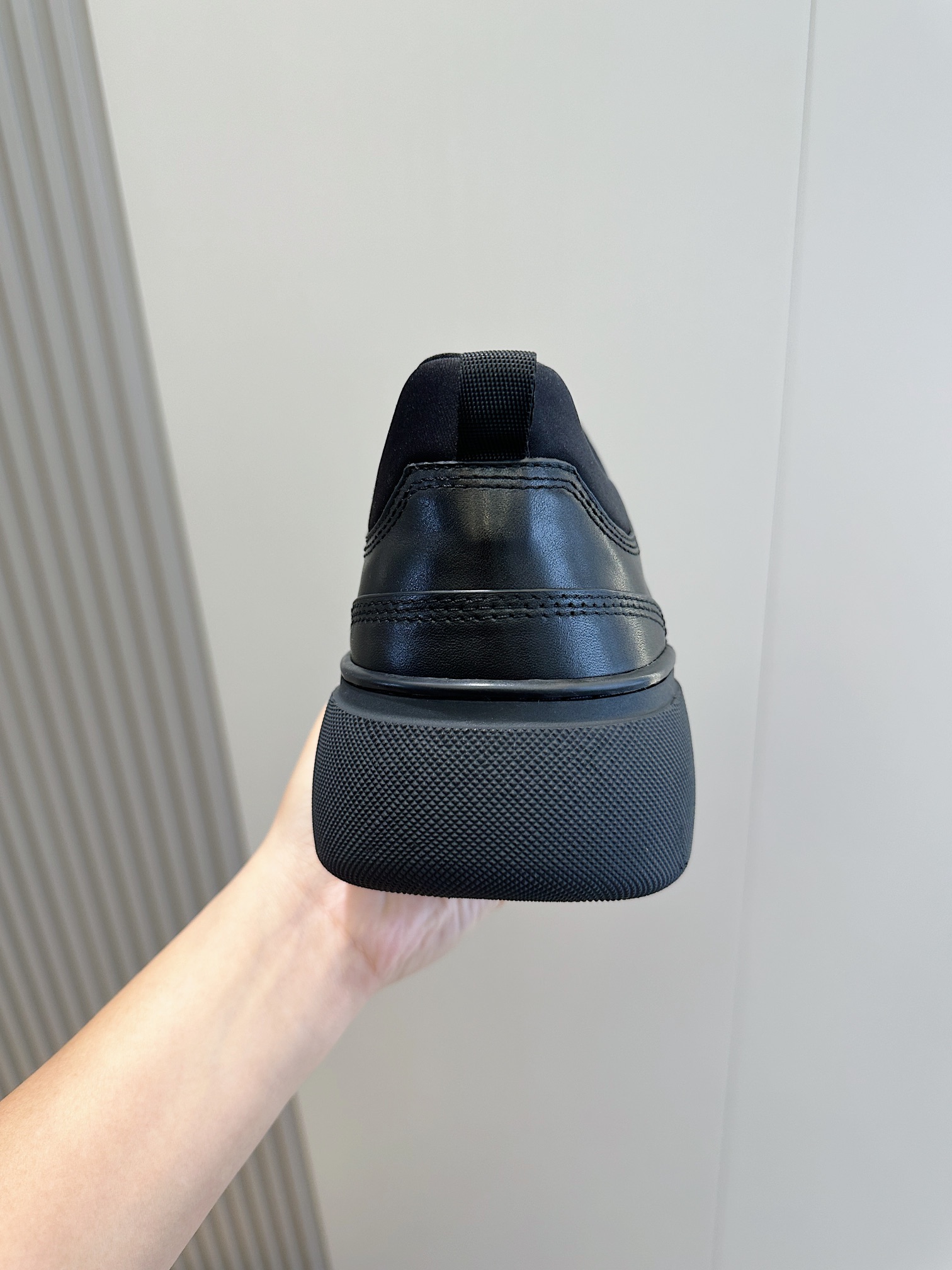 图片[6]-Burberry 巴宝莉2024Ss男士经典低帮厚底运动鞋头层牛皮打造装饰焕新的品牌徽标
鞋跟饰有 Burberry 字母压花徽标TPU原版大底！
Size：39-44（38.45定做）
P800-高仿包包