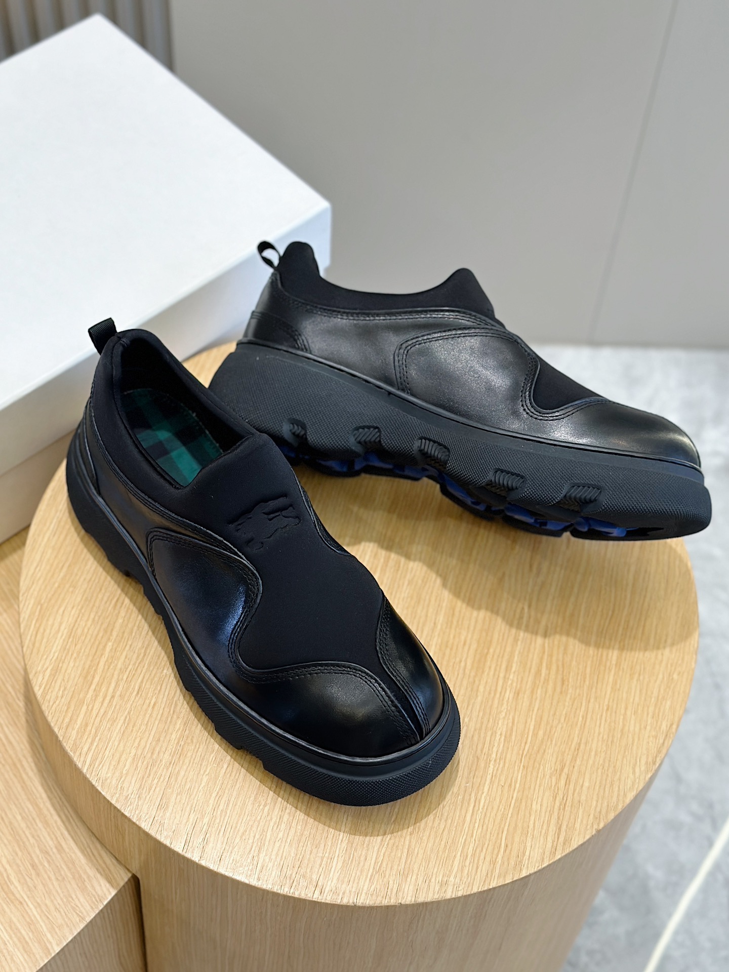 图片[7]-Burberry 巴宝莉2024Ss男士经典低帮厚底运动鞋头层牛皮打造装饰焕新的品牌徽标
鞋跟饰有 Burberry 字母压花徽标TPU原版大底！
Size：39-44（38.45定做）
P800-高仿包包