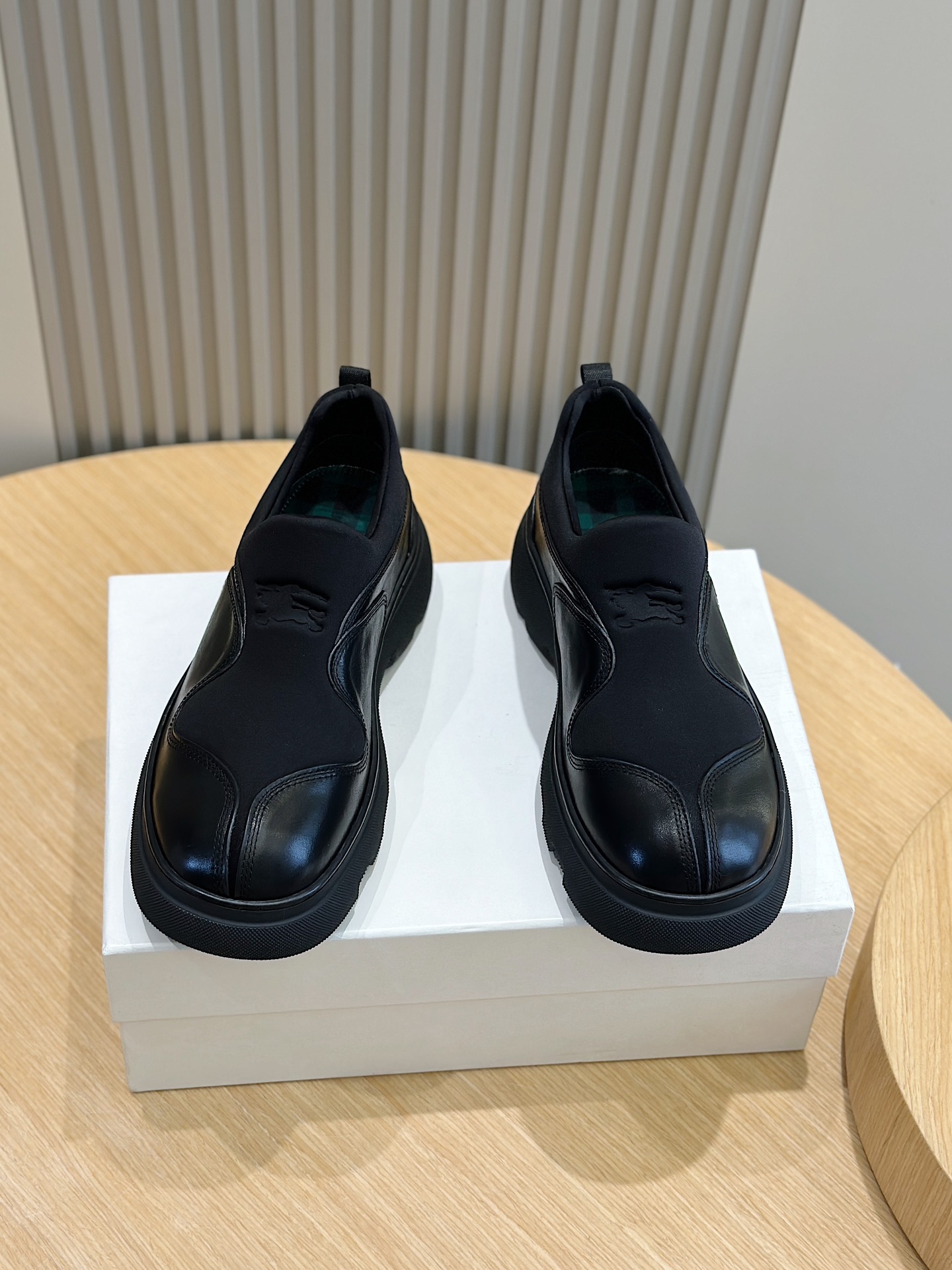 Burberry 巴宝莉2024Ss男士经典低帮厚底运动鞋头层牛皮打造装饰焕新的品牌徽标
鞋跟饰有 Burberry 字母压花徽标TPU原版大底！
Size：39-44（38.45定做）
P800-高仿包包