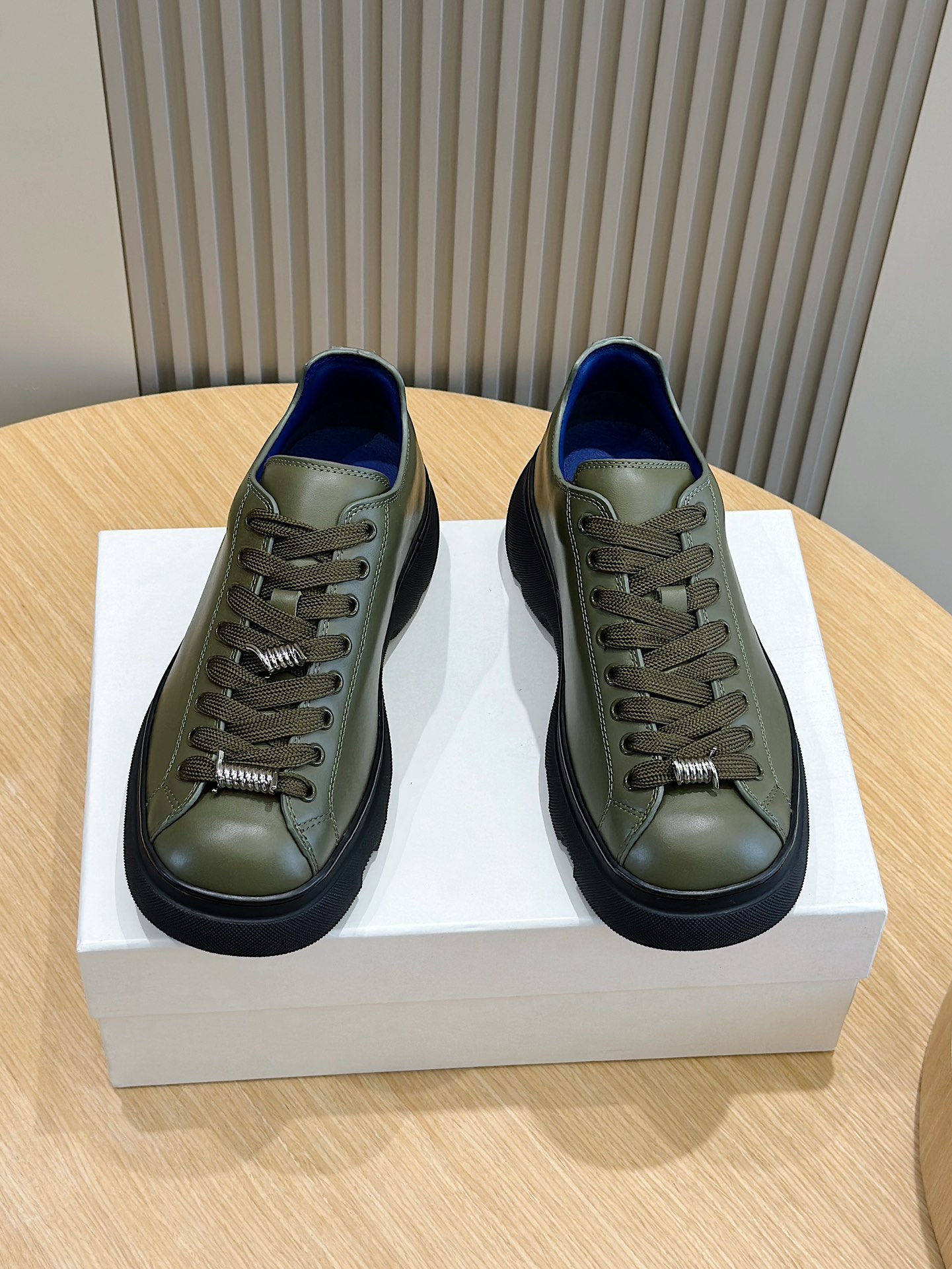 Burberry巴宝莉男士方头厚底运动鞋
头层牛皮打造装饰焕新的品牌徽标
头层牛皮垫脚鞋跟饰有 Burberry 字母压花徽标TPU原版大底！
Size：39-44（38.45定做）
P960-高仿包包