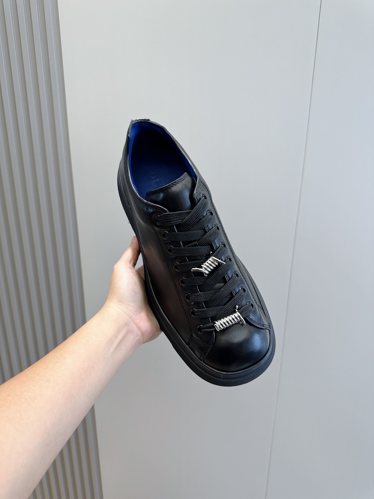 Burberry Burberry Men's Square Toe Thick Sole SneakersCrafted from head-layer cowhide leatherDecorated with refreshed brand logoHead-layer cowhide leatherPadded heel embossed with Burberry lettersEmbossed logoTPU original outsole!Size: 39-44 (38.45 made to order)P960-High-fashion Factory