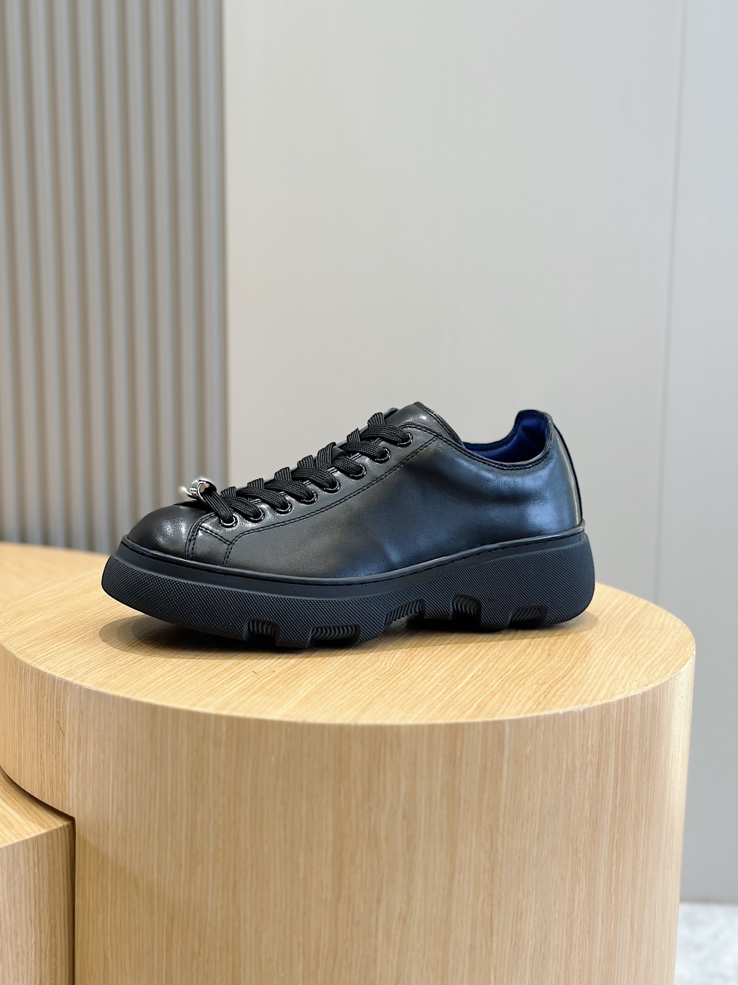 Burberry Burberry Men's Square Toe Thick Sole SneakersCrafted from head-layer cowhide leatherDecorated with refreshed brand logoHead-layer cowhide leatherPadded heel embossed with Burberry lettersEmbossed logoTPU original outsole!Size: 39-44 (38.45 made to order)P960-High-fashion Factory