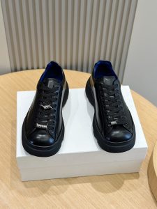 Burberry Burberry Men's Square Toe Thick Sole SneakersCrafted from head-layer cowhide leatherDecorated with refreshed brand logoHead-layer cowhide leatherPadded heel embossed with Burberry lettersEmbossed logoTPU original outsole!Size: 39-44 (38.45 made to order)P960-High-fashion Factory
