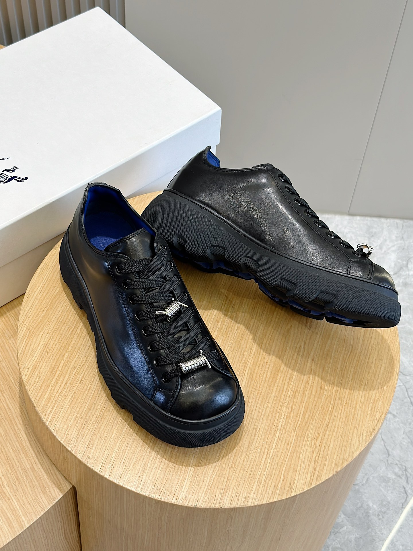 Burberry Burberry Men's Square Toe Thick Sole SneakersCrafted from head-layer cowhide leatherDecorated with refreshed brand logoHead-layer cowhide leatherPadded heel embossed with Burberry lettersEmbossed logoTPU original outsole!Size: 39-44 (38.45 made to order)P960-High-fashion Factory