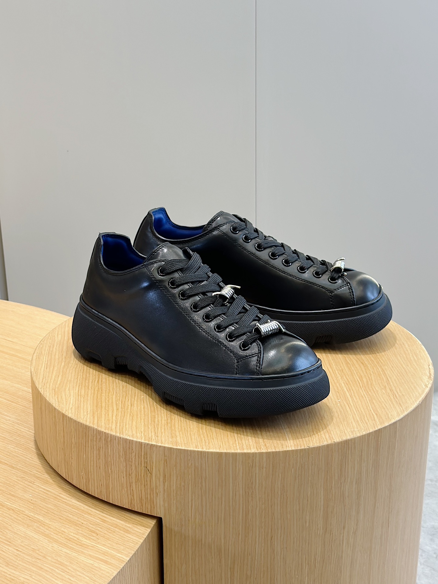 Burberry Burberry Men's Square Toe Thick Sole SneakersCrafted from head-layer cowhide leatherDecorated with refreshed brand logoHead-layer cowhide leatherPadded heel embossed with Burberry lettersEmbossed logoTPU original outsole!Size: 39-44 (38.45 made to order)P960-High-fashion Factory