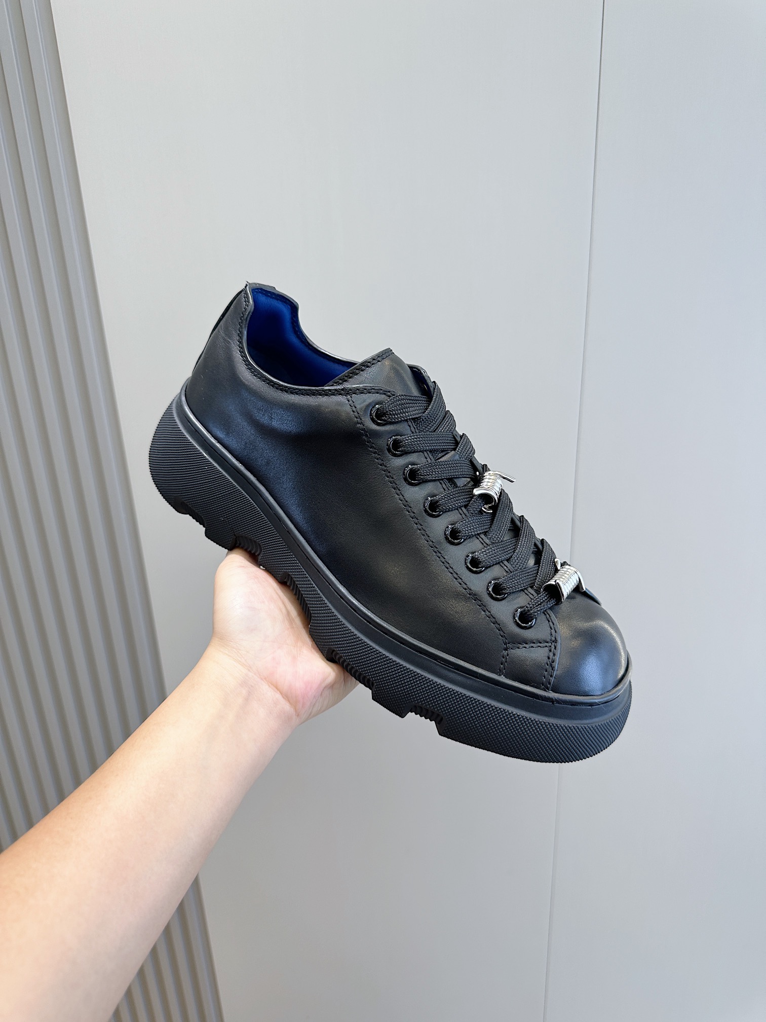 Burberry Burberry Men's Square Toe Thick Sole SneakersCrafted from head-layer cowhide leatherDecorated with refreshed brand logoHead-layer cowhide leatherPadded heel embossed with Burberry lettersEmbossed logoTPU original outsole!Size: 39-44 (38.45 made to order)P960-High-fashion Factory