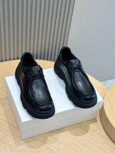 Burberry Burberry Men's Square Toe Thick Sole SneakersCrafted from head layer cowhide leatherDecorated with refreshed brand logoHead layer cowhide leatherPadded heel embossed with Burberry lettersEmbossed logoTPU original outsole!Size: 39-44 (38.45 made to order)P900-High Faux Factory