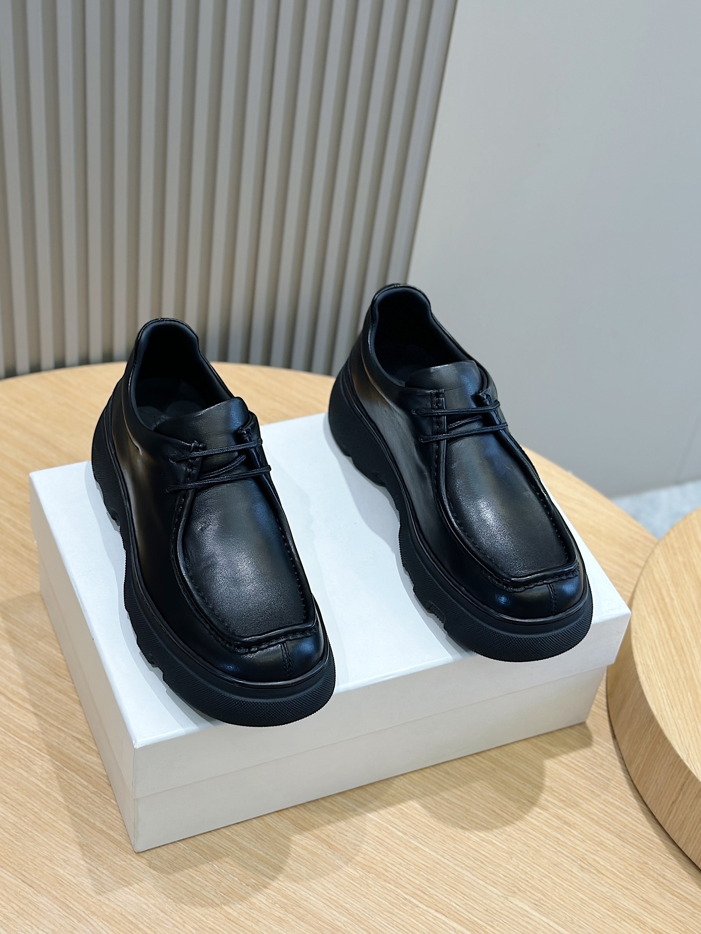 Burberry Burberry Men's Square Toe Thick Sole SneakersCrafted from head layer cowhide leatherDecorated with refreshed brand logoHead layer cowhide leatherPadded heel embossed with Burberry lettersEmbossed logoTPU original outsole!Size: 39-44 (38.45 made to order)P900-High Faux Factory