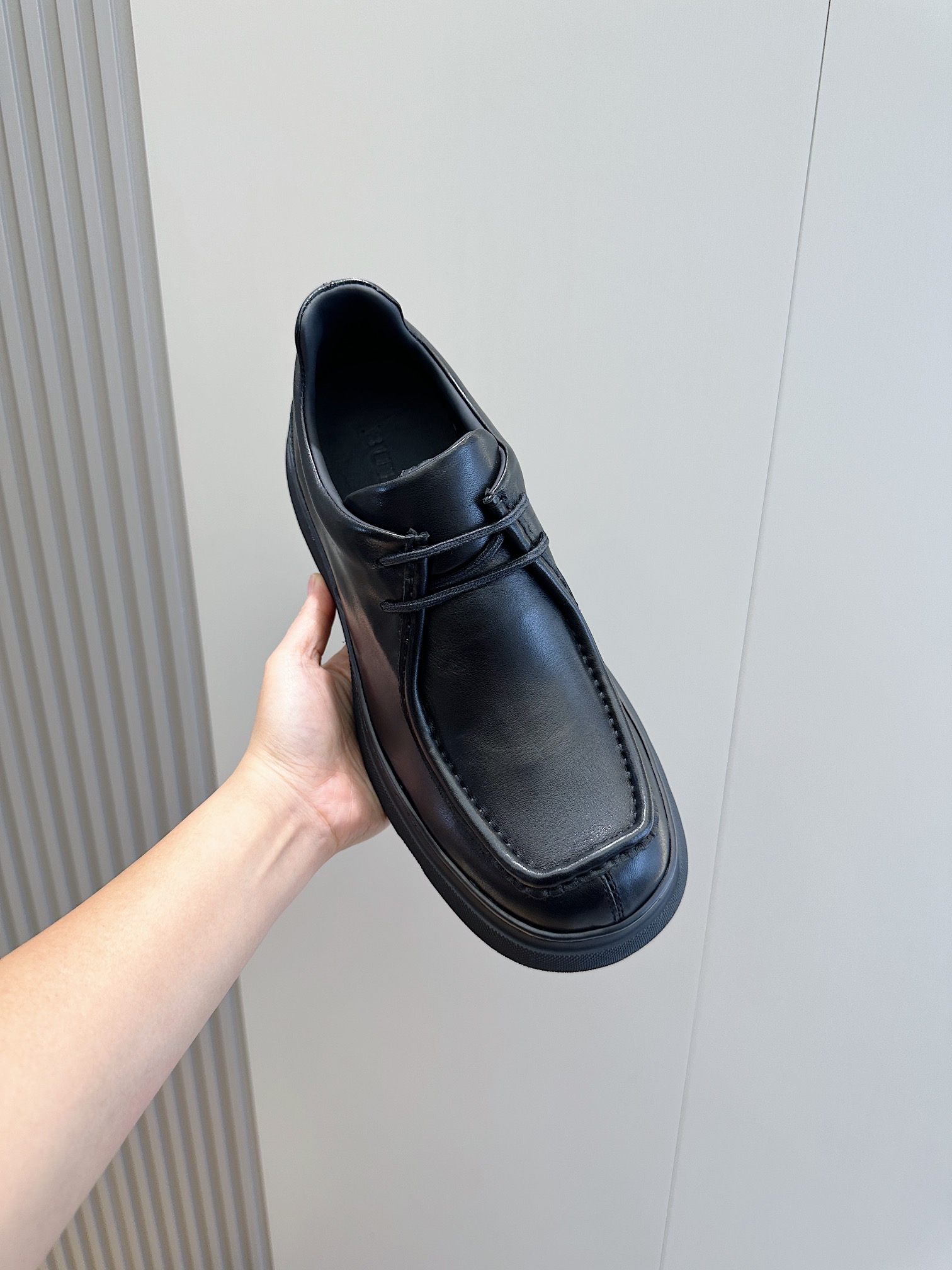 Burberry Burberry Men's Square Toe Thick Sole SneakersCrafted from head layer cowhide leatherDecorated with refreshed brand logoHead layer cowhide leatherPadded heel embossed with Burberry lettersEmbossed logoTPU original outsole!Size: 39-44 (38.45 made to order)P900-High Faux Factory