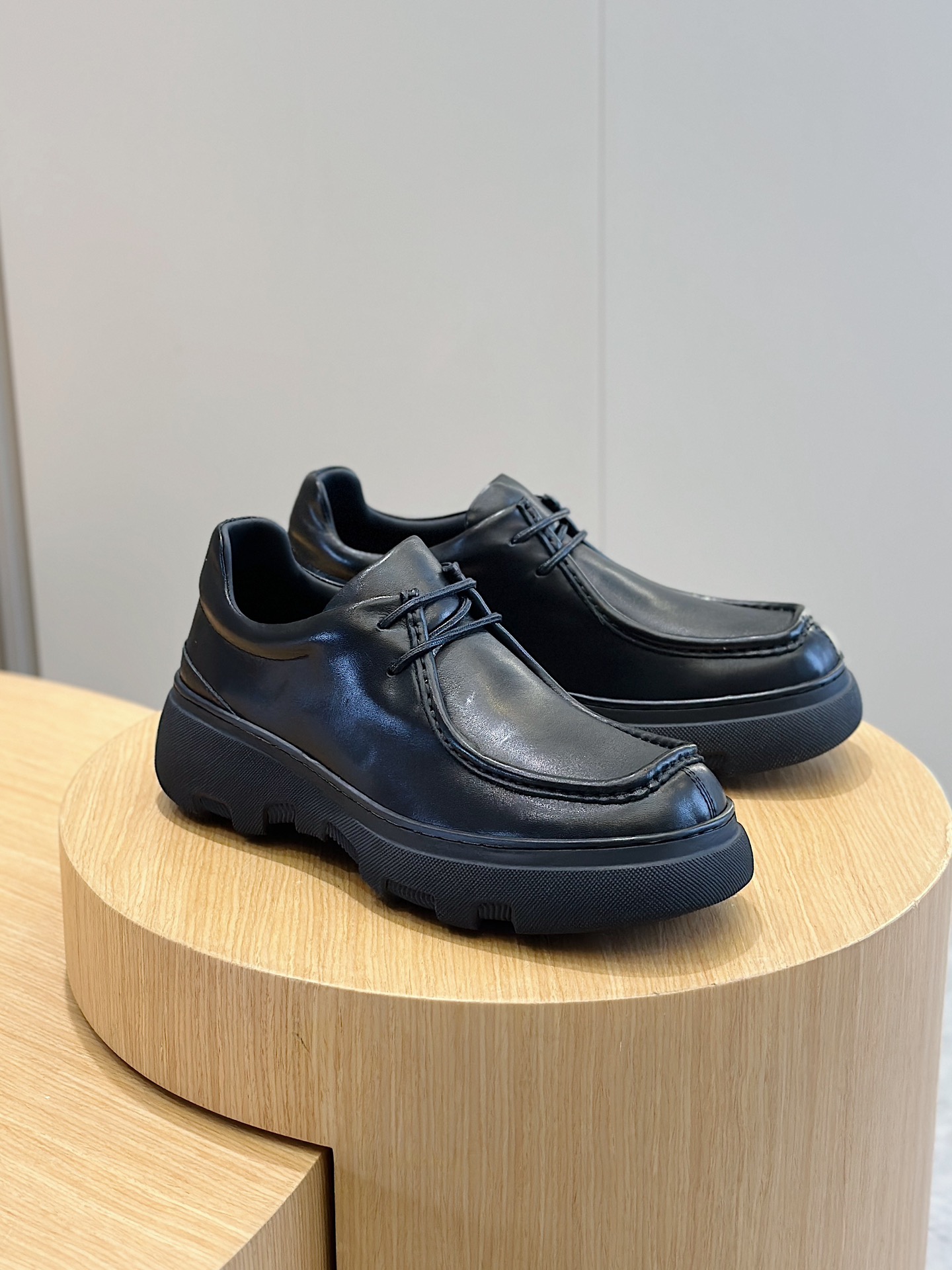 Burberry Burberry Men's Square Toe Thick Sole SneakersCrafted from head layer cowhide leatherDecorated with refreshed brand logoHead layer cowhide leatherPadded heel embossed with Burberry lettersEmbossed logoTPU original outsole!Size: 39-44 (38.45 made to order)P900-High Faux Factory
