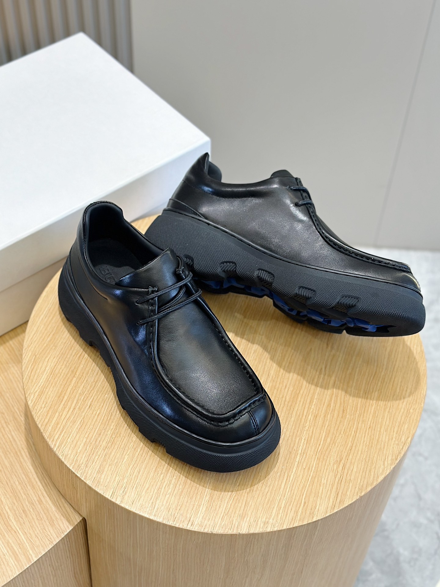 Burberry Burberry Men's Square Toe Thick Sole SneakersCrafted from head layer cowhide leatherDecorated with refreshed brand logoHead layer cowhide leatherPadded heel embossed with Burberry lettersEmbossed logoTPU original outsole!Size: 39-44 (38.45 made to order)P900-High Faux Factory