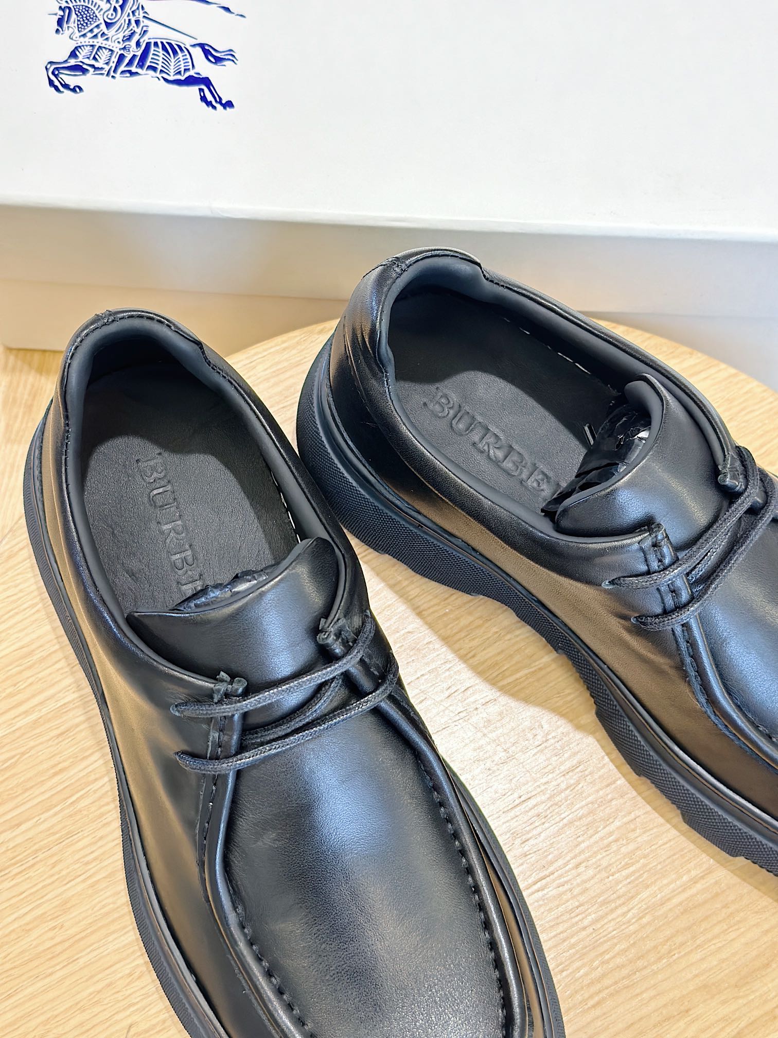 Burberry Burberry Men's Square Toe Thick Sole SneakersCrafted from head layer cowhide leatherDecorated with refreshed brand logoHead layer cowhide leatherPadded heel embossed with Burberry lettersEmbossed logoTPU original outsole!Size: 39-44 (38.45 made to order)P900-High Faux Factory