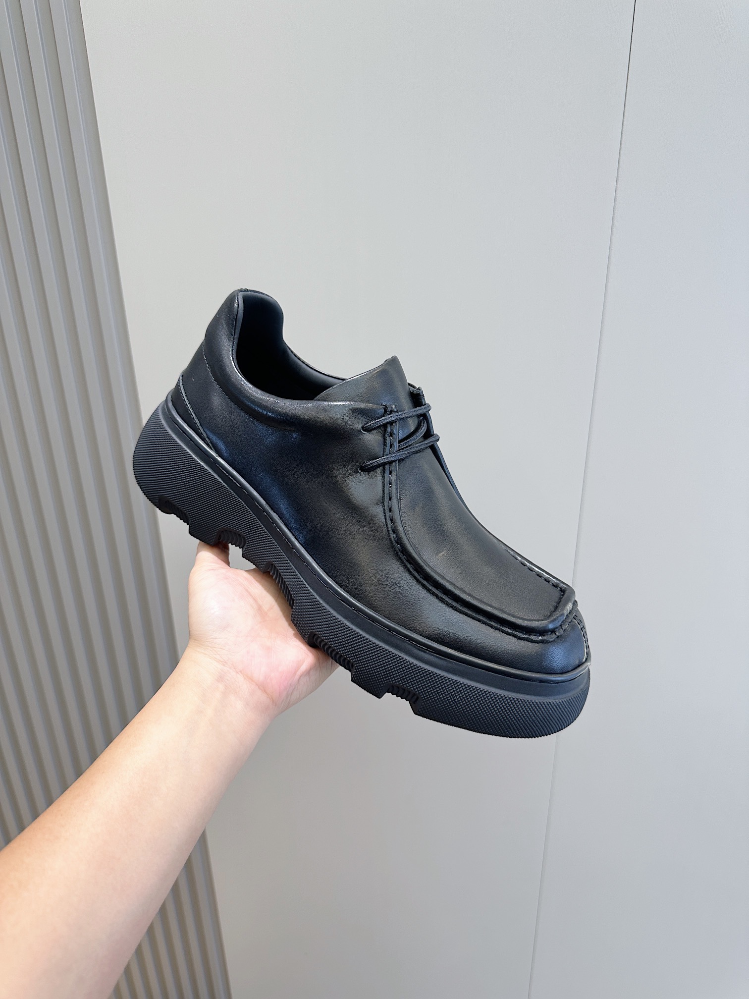 Burberry Burberry Men's Square Toe Thick Sole SneakersCrafted from head layer cowhide leatherDecorated with refreshed brand logoHead layer cowhide leatherPadded heel embossed with Burberry lettersEmbossed logoTPU original outsole!Size: 39-44 (38.45 made to order)P900-High Faux Factory