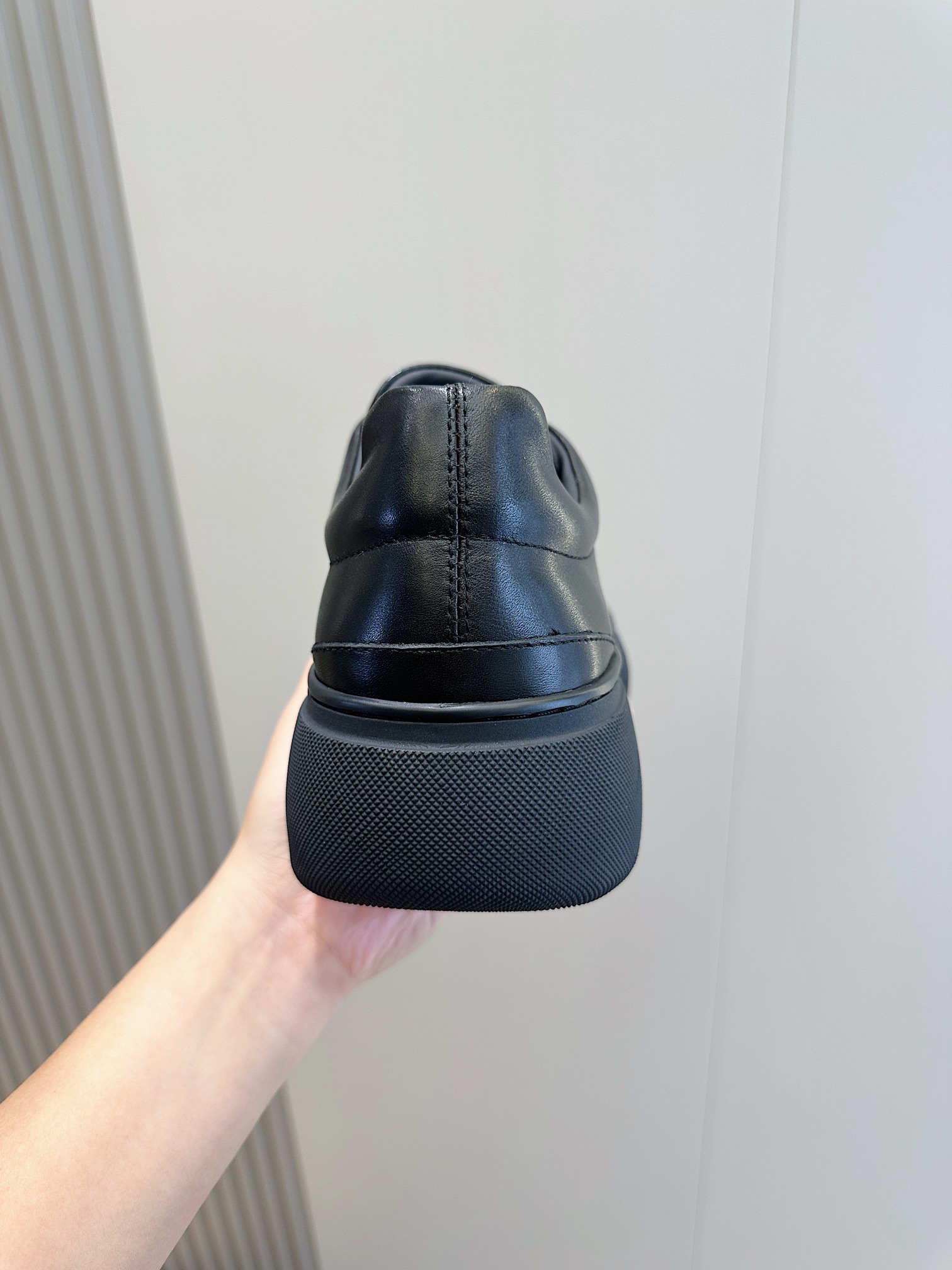 Burberry Burberry Men's Square Toe Thick Sole SneakersCrafted from head layer cowhide leatherDecorated with refreshed brand logoHead layer cowhide leatherPadded heel embossed with Burberry lettersEmbossed logoTPU original outsole!Size: 39-44 (38.45 made to order)P900-High Faux Factory