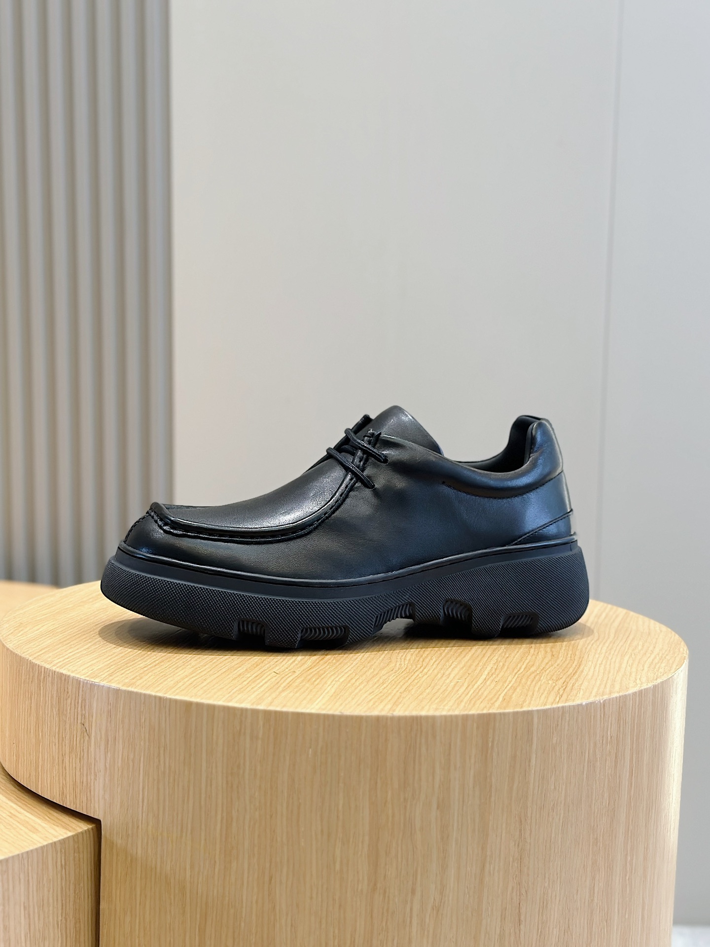 Burberry Burberry Men's Square Toe Thick Sole SneakersCrafted from head layer cowhide leatherDecorated with refreshed brand logoHead layer cowhide leatherPadded heel embossed with Burberry lettersEmbossed logoTPU original outsole!Size: 39-44 (38.45 made to order)P900-High Faux Factory