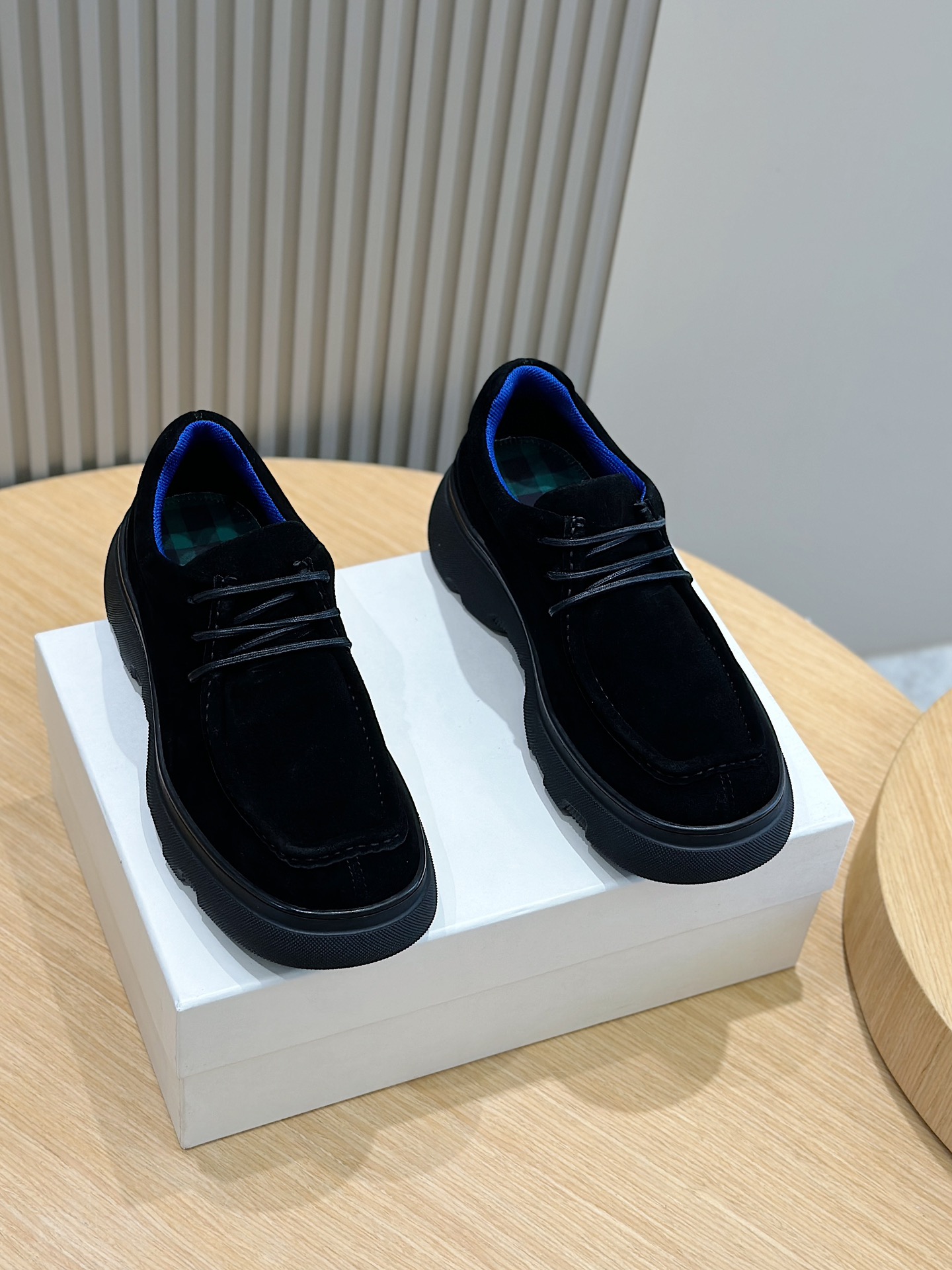 Burberry巴宝莉男士方头厚底运动鞋
头层牛皮打造装饰焕新的品牌徽标
头层牛皮垫脚鞋跟饰有 Burberry 字母压花徽标TPU原版大底！
Size：39-44（38.45定做）
P900-高仿包包