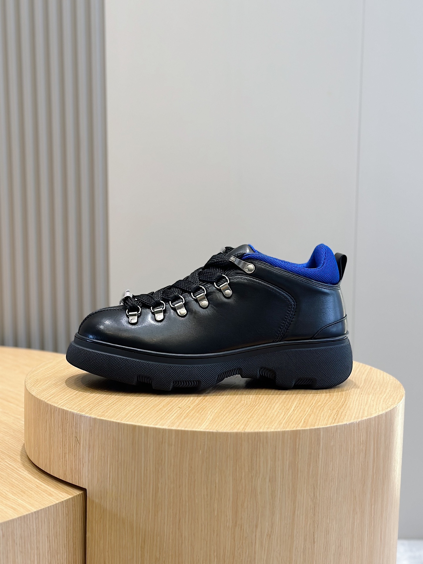 Burberry Burberry Men's Square Toe Thick Sole SneakersCrafted from head layer cowhide leatherDecorated with refreshed brand logoHead layer cowhide leatherPadded heel embossed with Burberry lettersEmbossed logoTPU original outsole!Size: 39-44 (38.45 made to order)P900-High Faux Factory